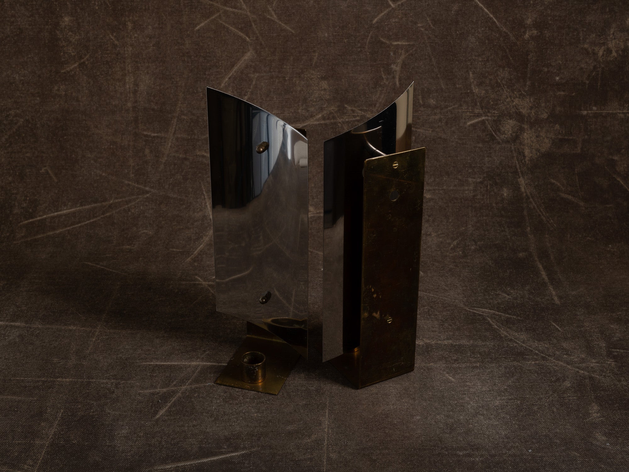 Paire de candélabres miroirs d'appliques en laiton et inox, Suède (vers 1970)..Set of 2 modernist brass and chromed steel wall hanging candle holders, Sweden (ca. 1970)