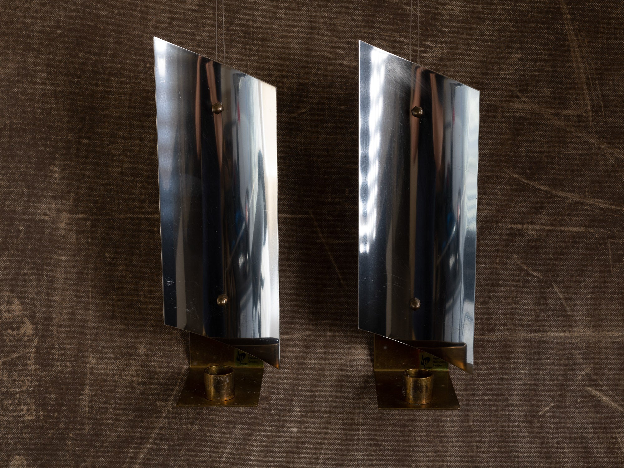 Paire de candélabres miroirs d'appliques en laiton et inox, Suède (vers 1970)..Set of 2 modernist brass and chromed steel wall hanging candle holders, Sweden (ca. 1970)