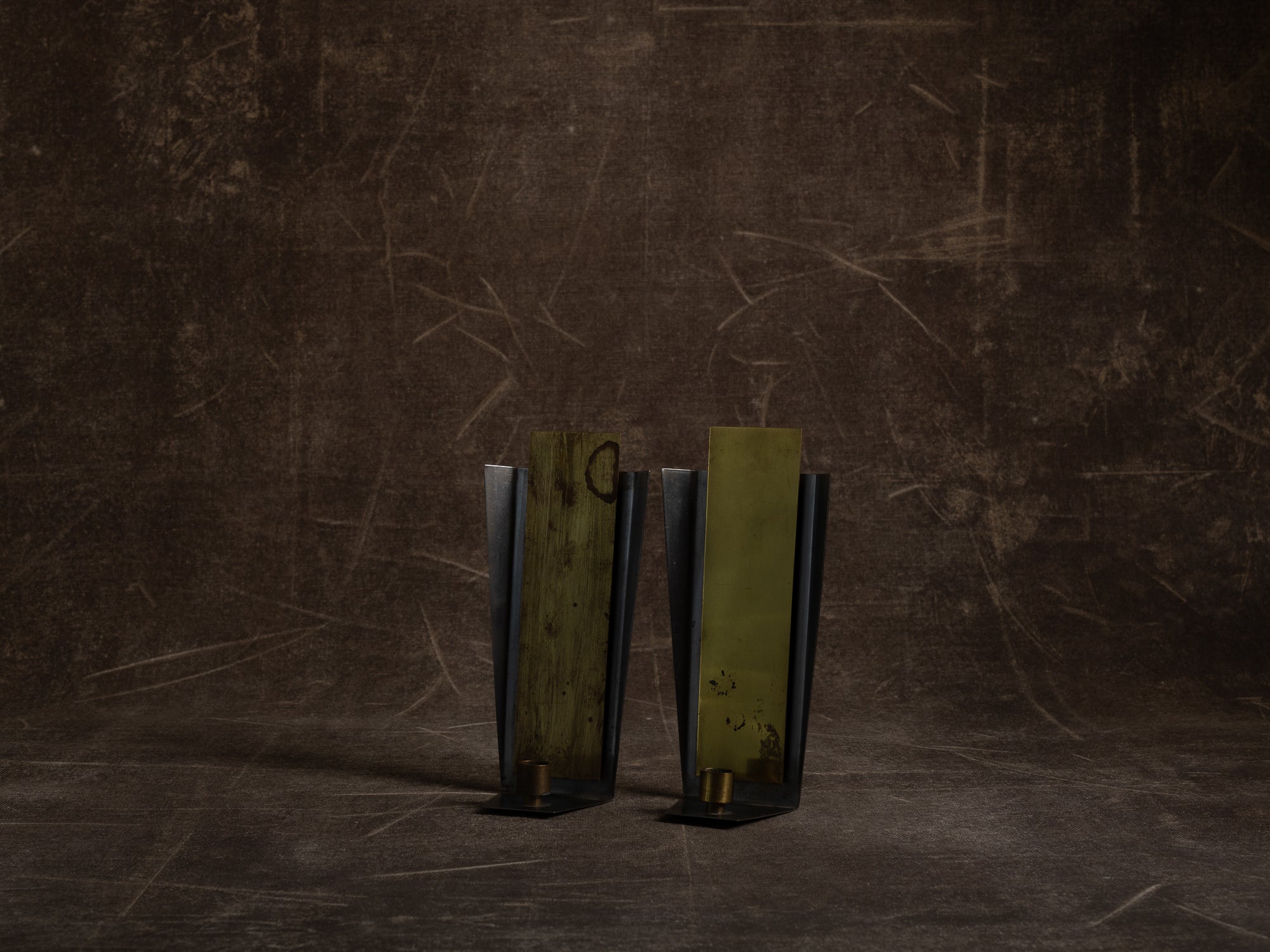 Paire de candélabres miroirs d'appliques en laiton et acier, Suède (vers 1970)..Set of 2 modernist brass and steel wall hanging candle holders, Sweden (ca. 1970)