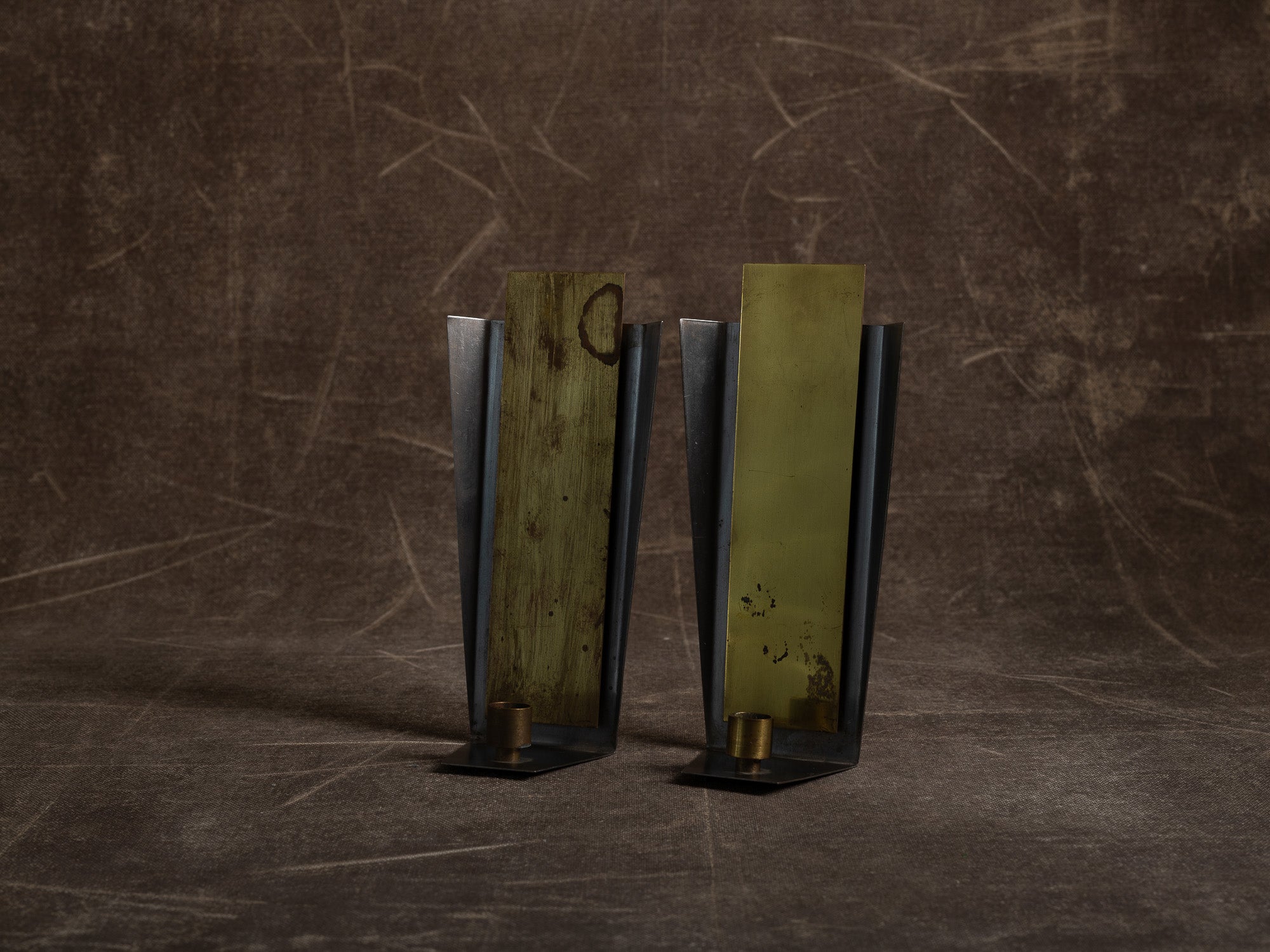 Paire de candélabres miroirs d'appliques en laiton et acier, Suède (vers 1970)..Set of 2 modernist brass and steel wall hanging candle holders, Sweden (ca. 1970)