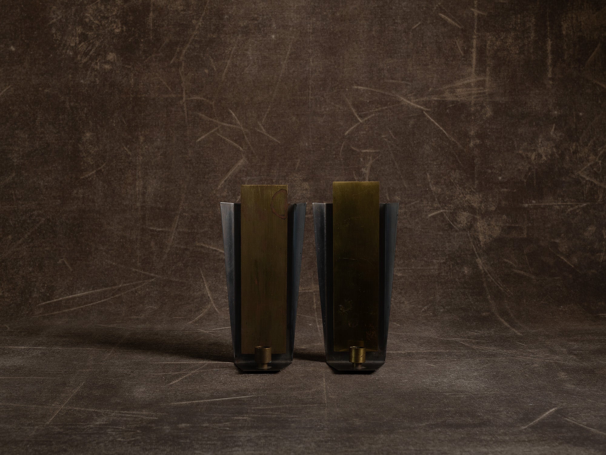 Paire de candélabres miroirs d'appliques en laiton et acier, Suède (vers 1970)..Set of 2 modernist brass and steel wall hanging candle holders, Sweden (ca. 1970)