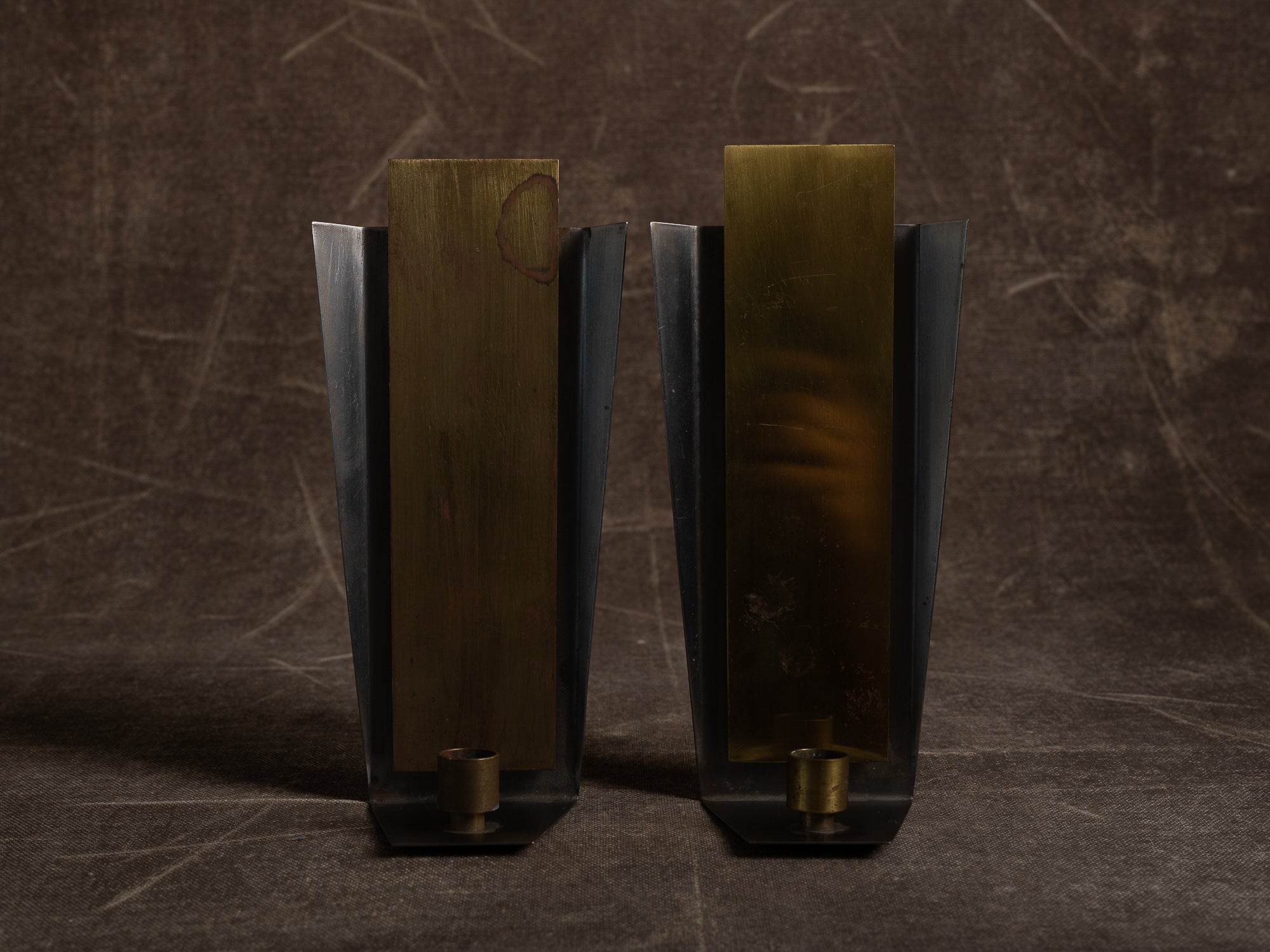 Paire de candélabres miroirs d'appliques en laiton et acier, Suède (vers 1970)..Set of 2 modernist brass and steel wall hanging candle holders, Sweden (ca. 1970)