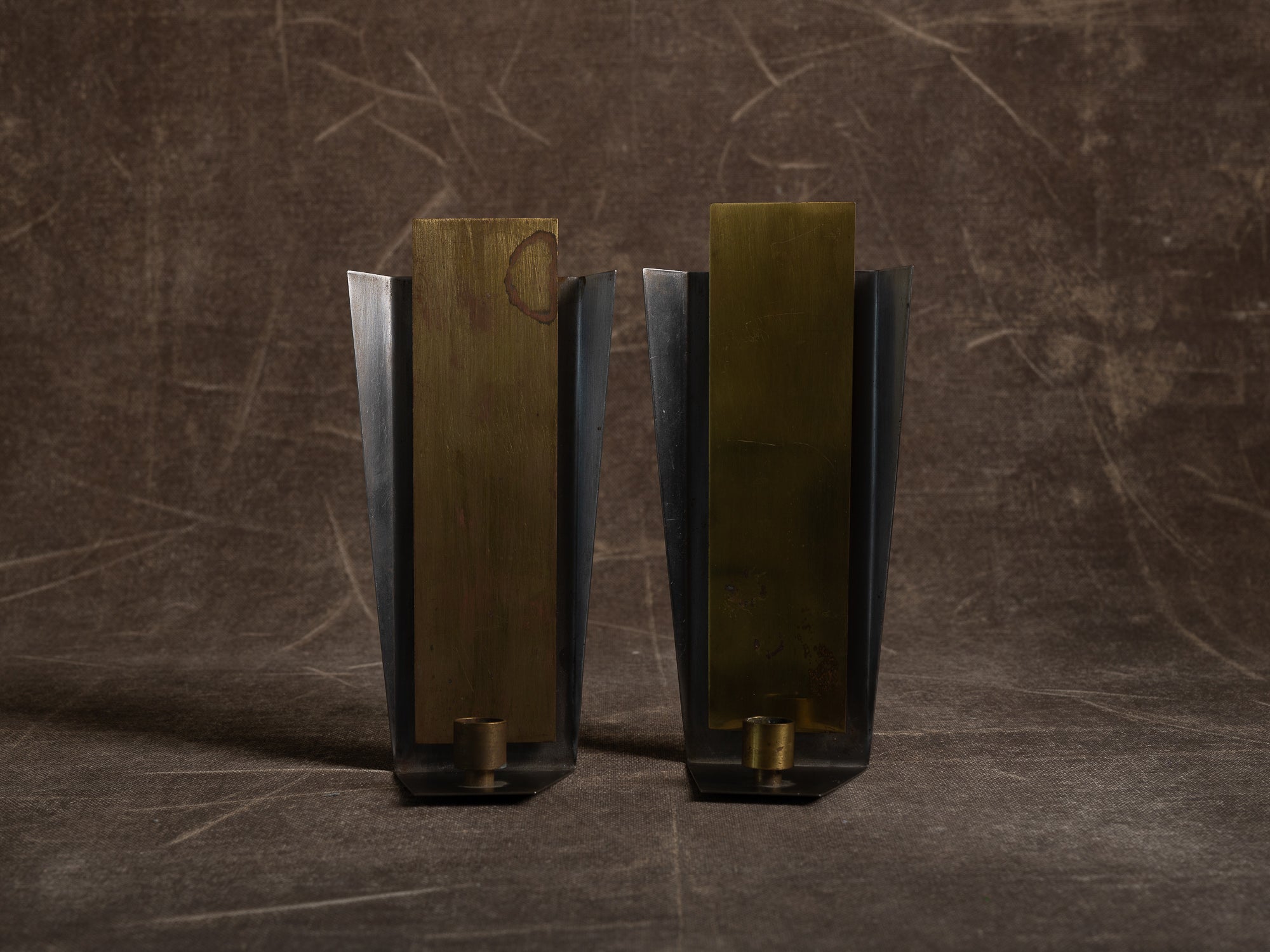 Paire de candélabres miroirs d'appliques en laiton et acier, Suède (vers 1970)..Set of 2 modernist brass and steel wall hanging candle holders, Sweden (ca. 1970)