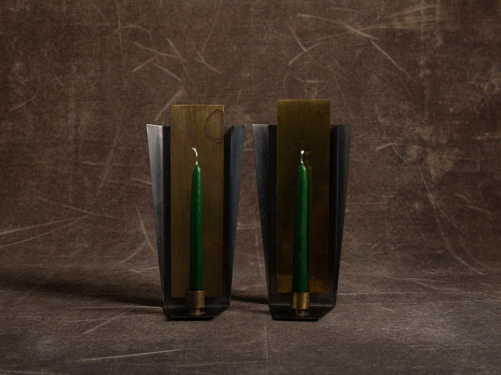 Paire de candélabres miroirs d'appliques en laiton et acier, Suède (vers 1970)..Set of 2 modernist brass and steel wall hanging candle holders, Sweden (ca. 1970)