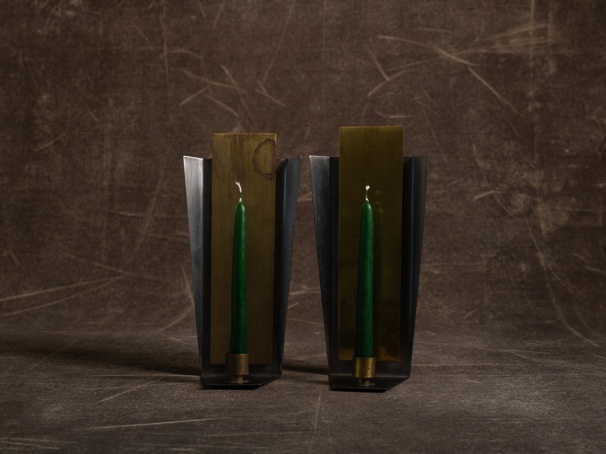 Paire de candélabres miroirs d'appliques en laiton et acier, Suède (vers 1970)..Set of 2 modernist brass and steel wall hanging candle holders, Sweden (ca. 1970)