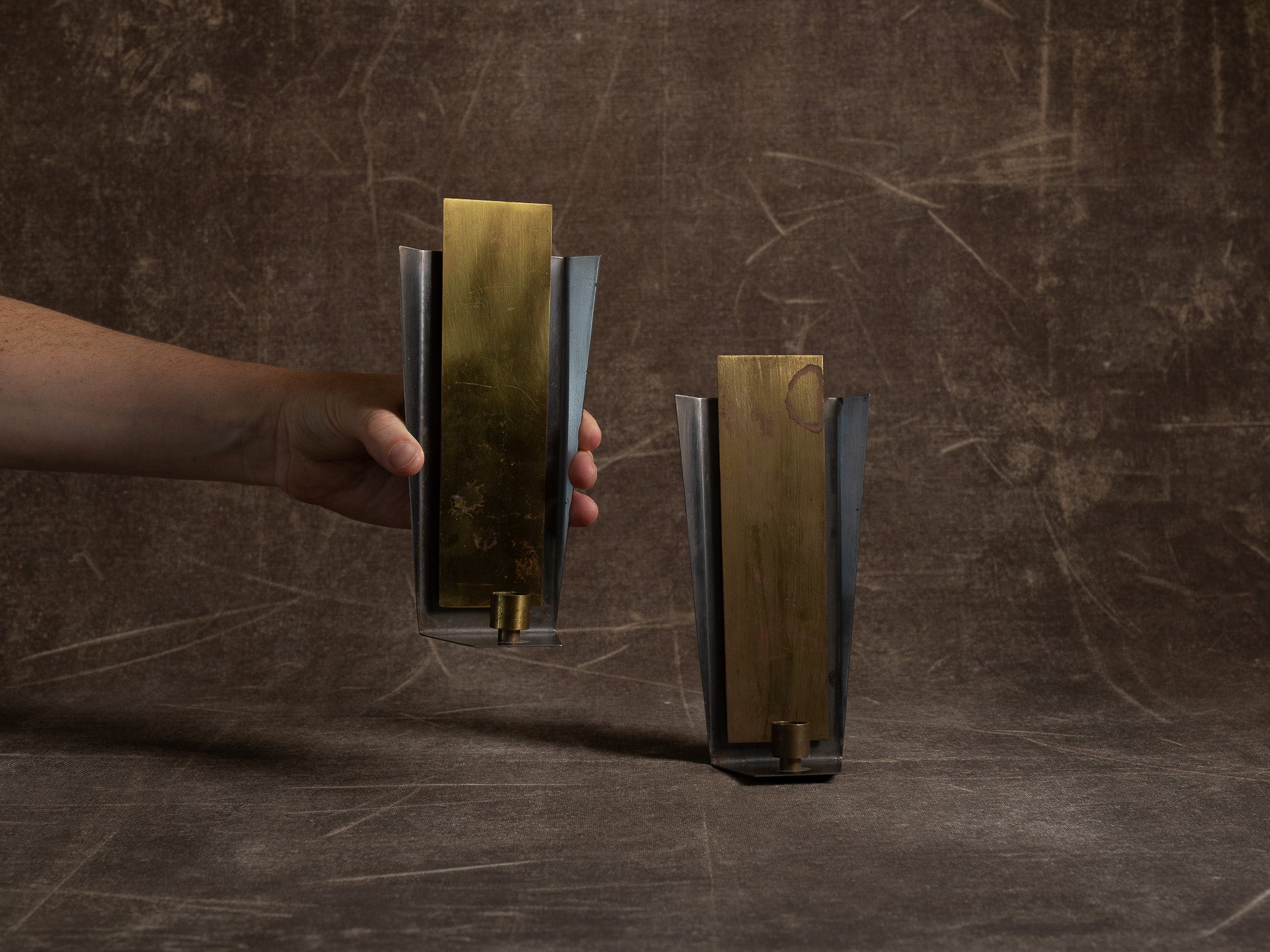 Paire de candélabres miroirs d'appliques en laiton et acier, Suède (vers 1970)..Set of 2 modernist brass and steel wall hanging candle holders, Sweden (ca. 1970)