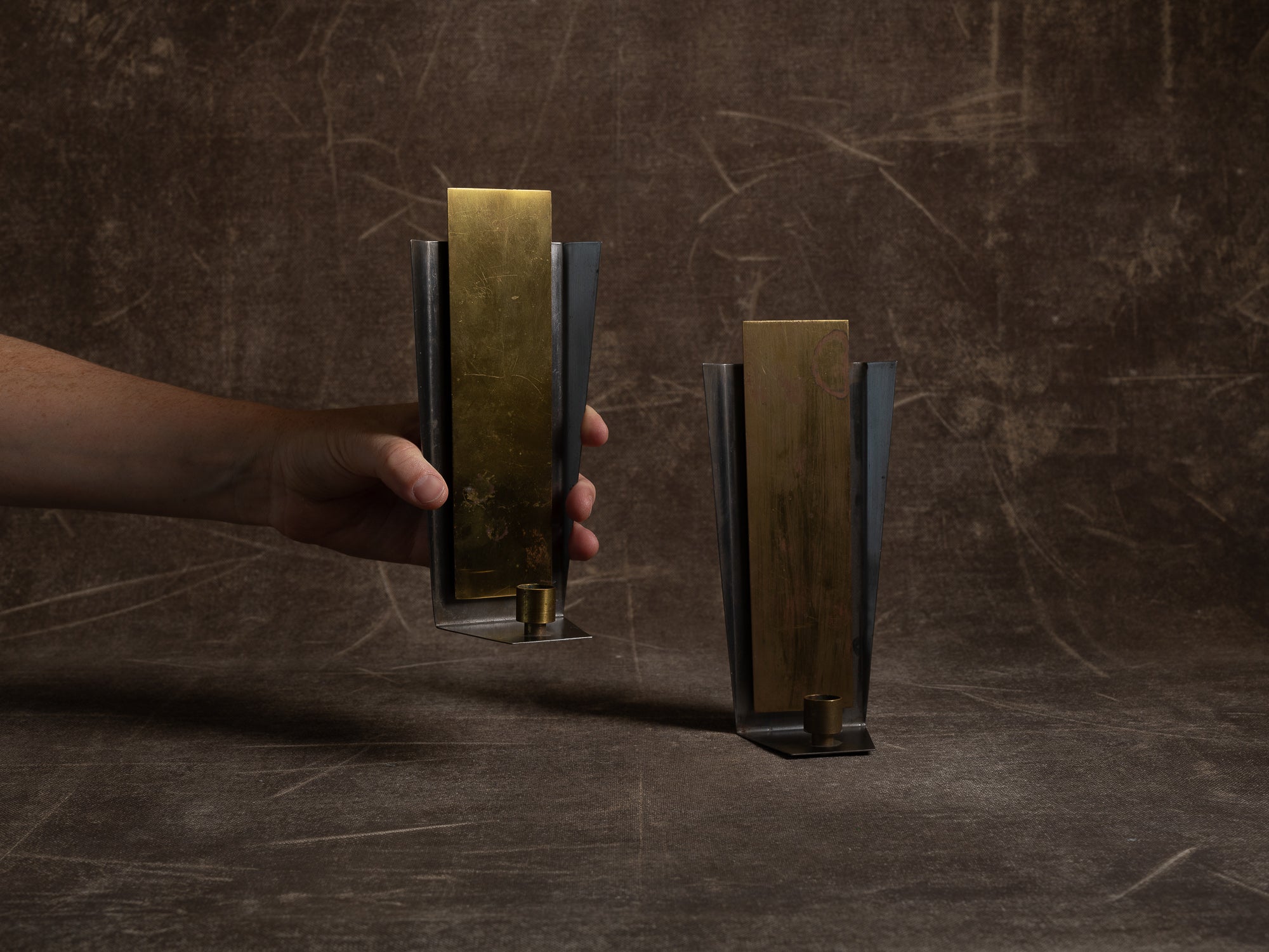 Paire de candélabres miroirs d'appliques en laiton et acier, Suède (vers 1970)..Set of 2 modernist brass and steel wall hanging candle holders, Sweden (ca. 1970)