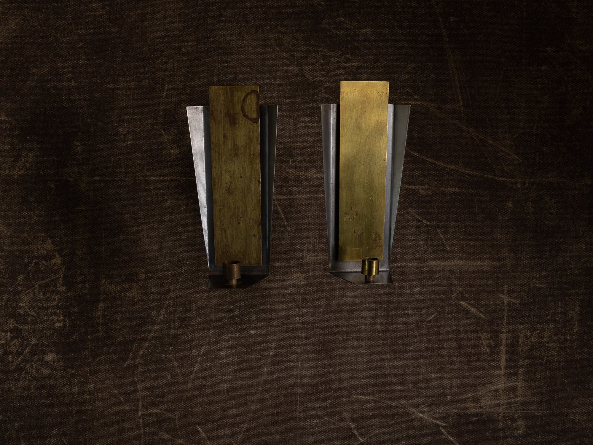 Paire de candélabres miroirs d'appliques en laiton et acier, Suède (vers 1970)..Set of 2 modernist brass and steel wall hanging candle holders, Sweden (ca. 1970)