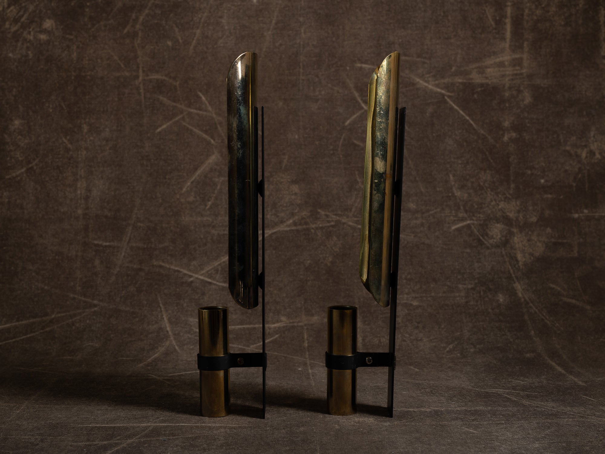 Paire de candélabres miroirs d'appliques en laiton par Ragla Belysning, Norvège (vers 1970)..Set of 2 modernist brass wall hanging candle holders by Ragla Belysning, Norway (ca. 1970)