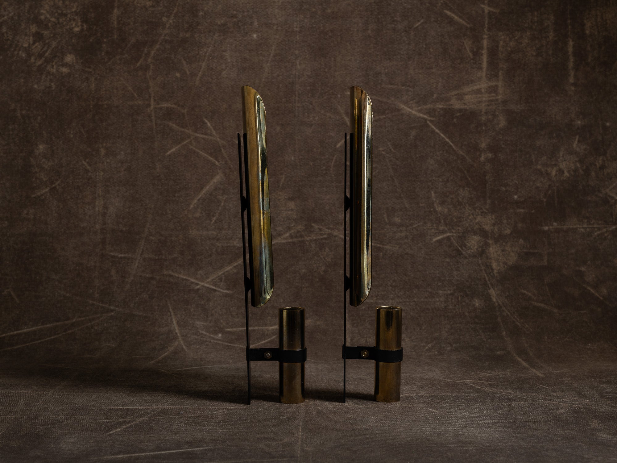 Paire de candélabres miroirs d'appliques en laiton par Ragla Belysning, Norvège (vers 1970)..Set of 2 modernist brass wall hanging candle holders by Ragla Belysning, Norway (ca. 1970)