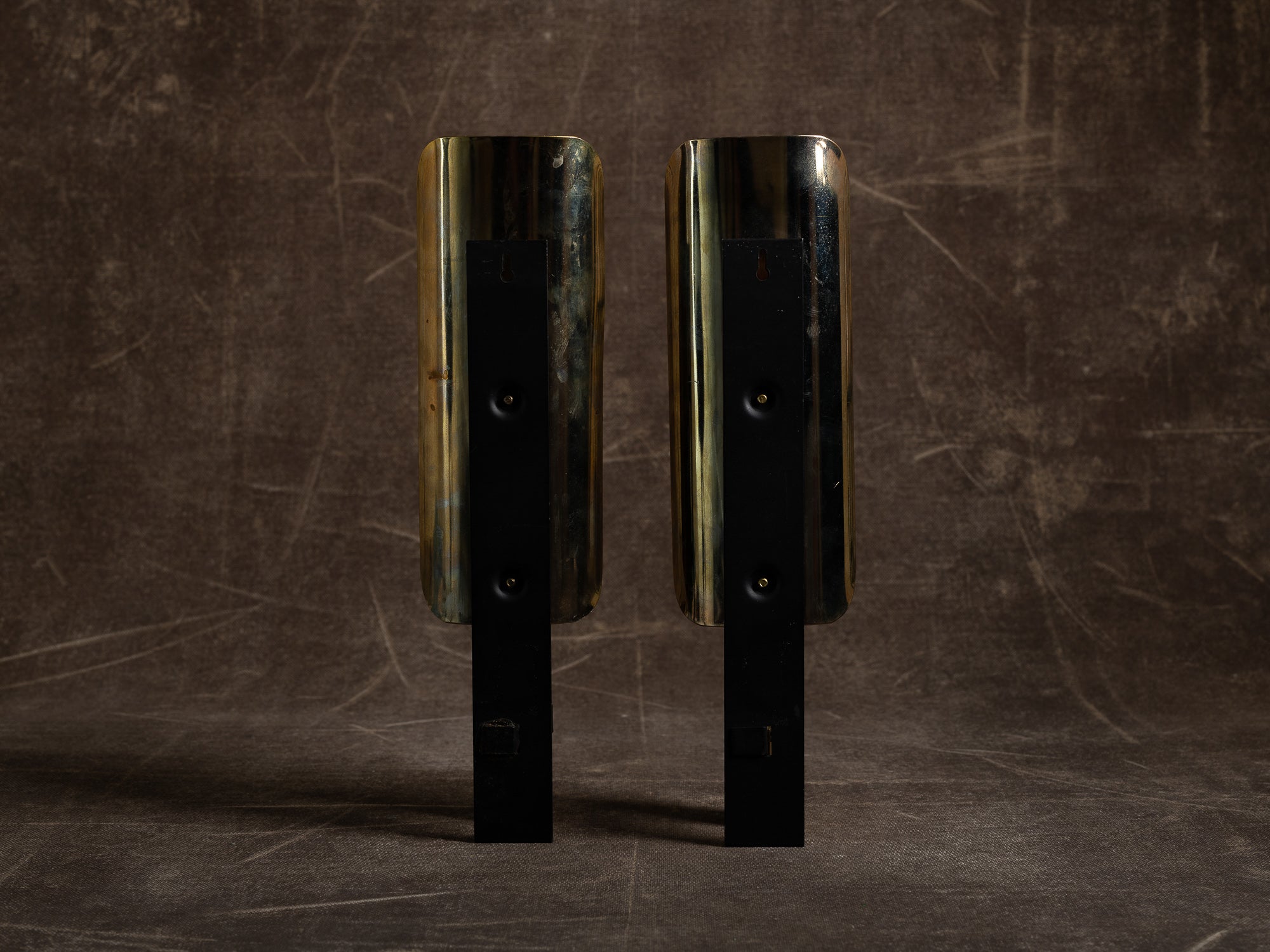 Paire de candélabres miroirs d'appliques en laiton par Ragla Belysning, Norvège (vers 1970)..Set of 2 modernist brass wall hanging candle holders by Ragla Belysning, Norway (ca. 1970)