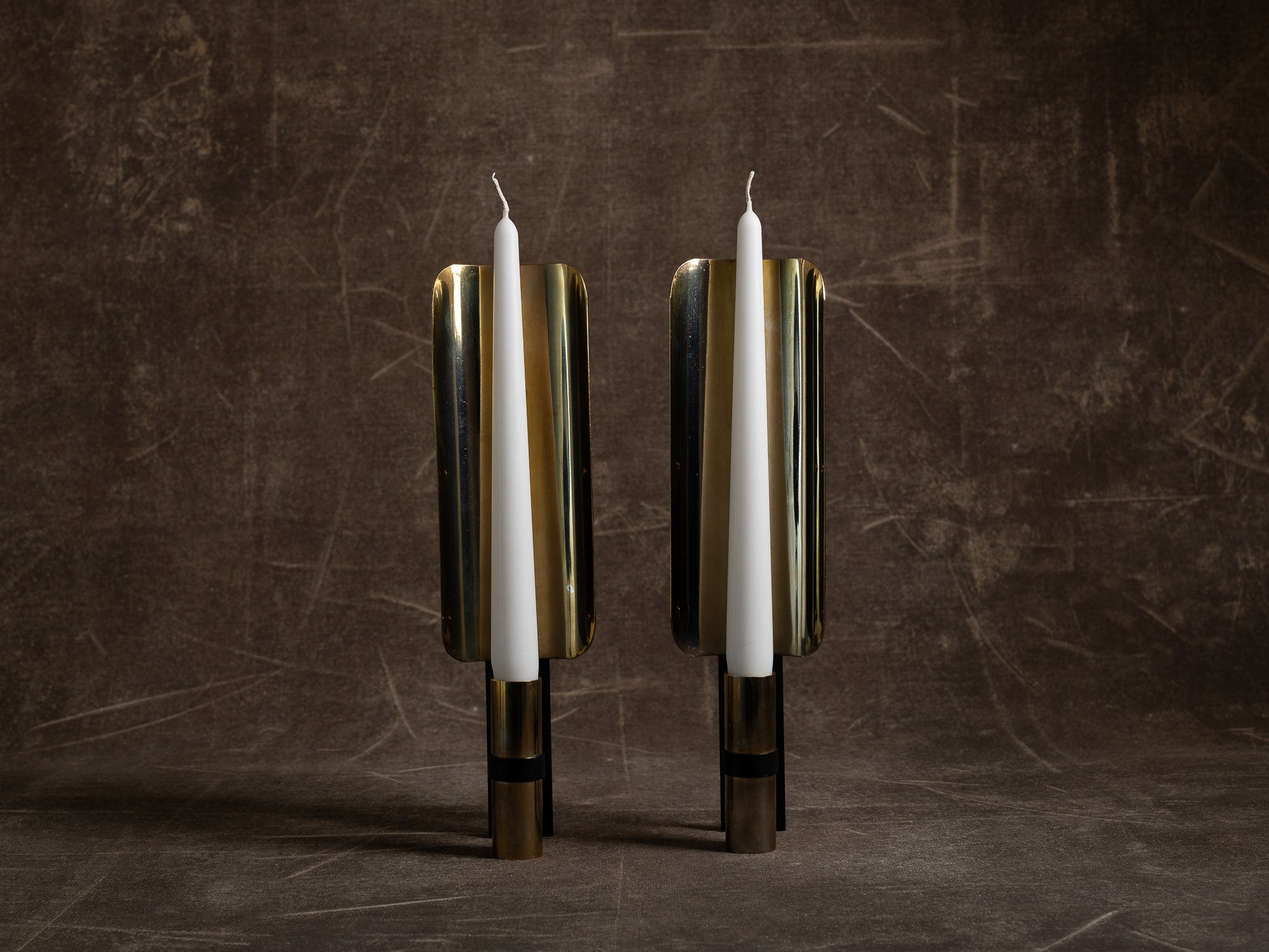 Paire de candélabres miroirs d'appliques en laiton par Ragla Belysning, Norvège (vers 1970)..Set of 2 modernist brass wall hanging candle holders by Ragla Belysning, Norway (ca. 1970)
