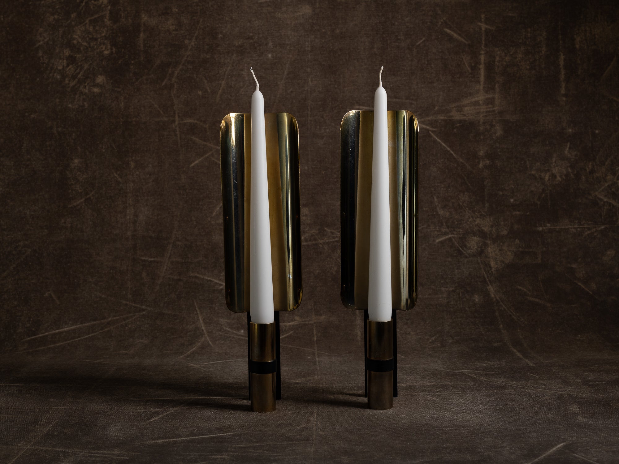 Paire de candélabres miroirs d'appliques en laiton par Ragla Belysning, Norvège (vers 1970)..Set of 2 modernist brass wall hanging candle holders by Ragla Belysning, Norway (ca. 1970)
