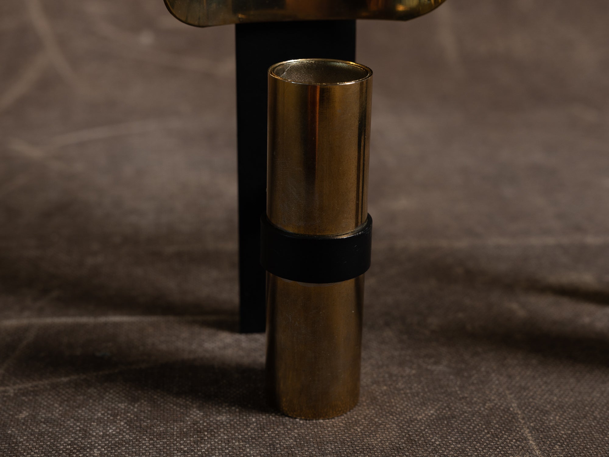Paire de candélabres miroirs d'appliques en laiton par Ragla Belysning, Norvège (vers 1970)..Set of 2 modernist brass wall hanging candle holders by Ragla Belysning, Norway (ca. 1970)