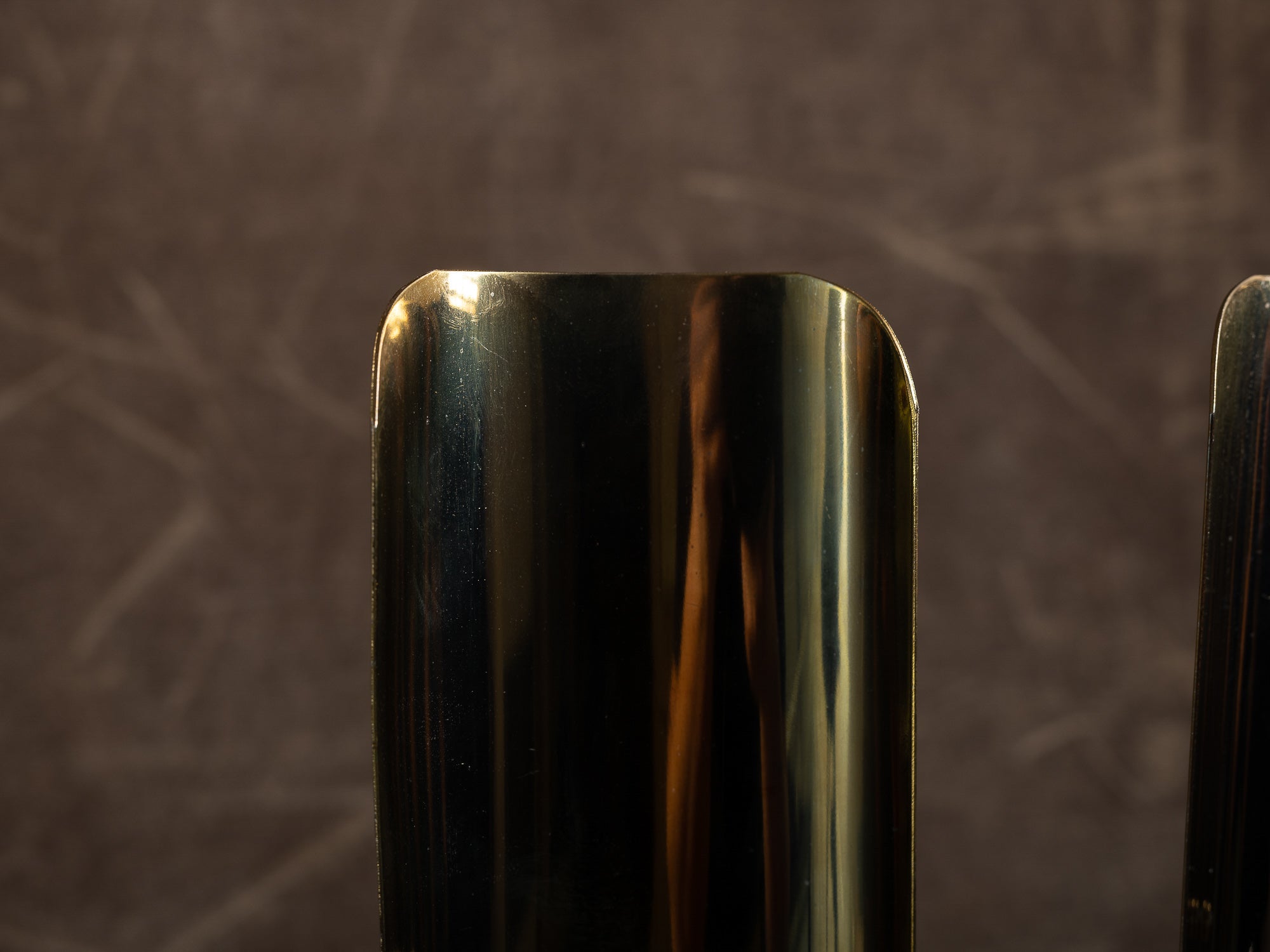 Paire de candélabres miroirs d'appliques en laiton par Ragla Belysning, Norvège (vers 1970)..Set of 2 modernist brass wall hanging candle holders by Ragla Belysning, Norway (ca. 1970)
