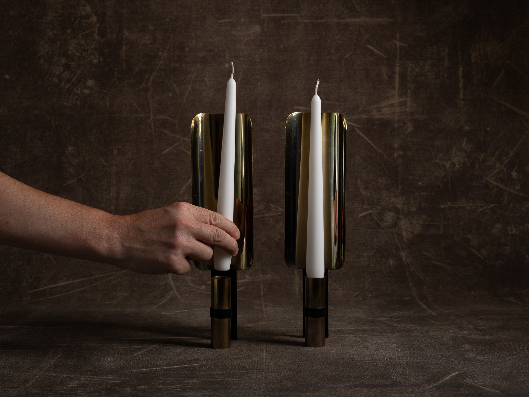 Paire de candélabres miroirs d'appliques en laiton par Ragla Belysning, Norvège (vers 1970)..Set of 2 modernist brass wall hanging candle holders by Ragla Belysning, Norway (ca. 1970)