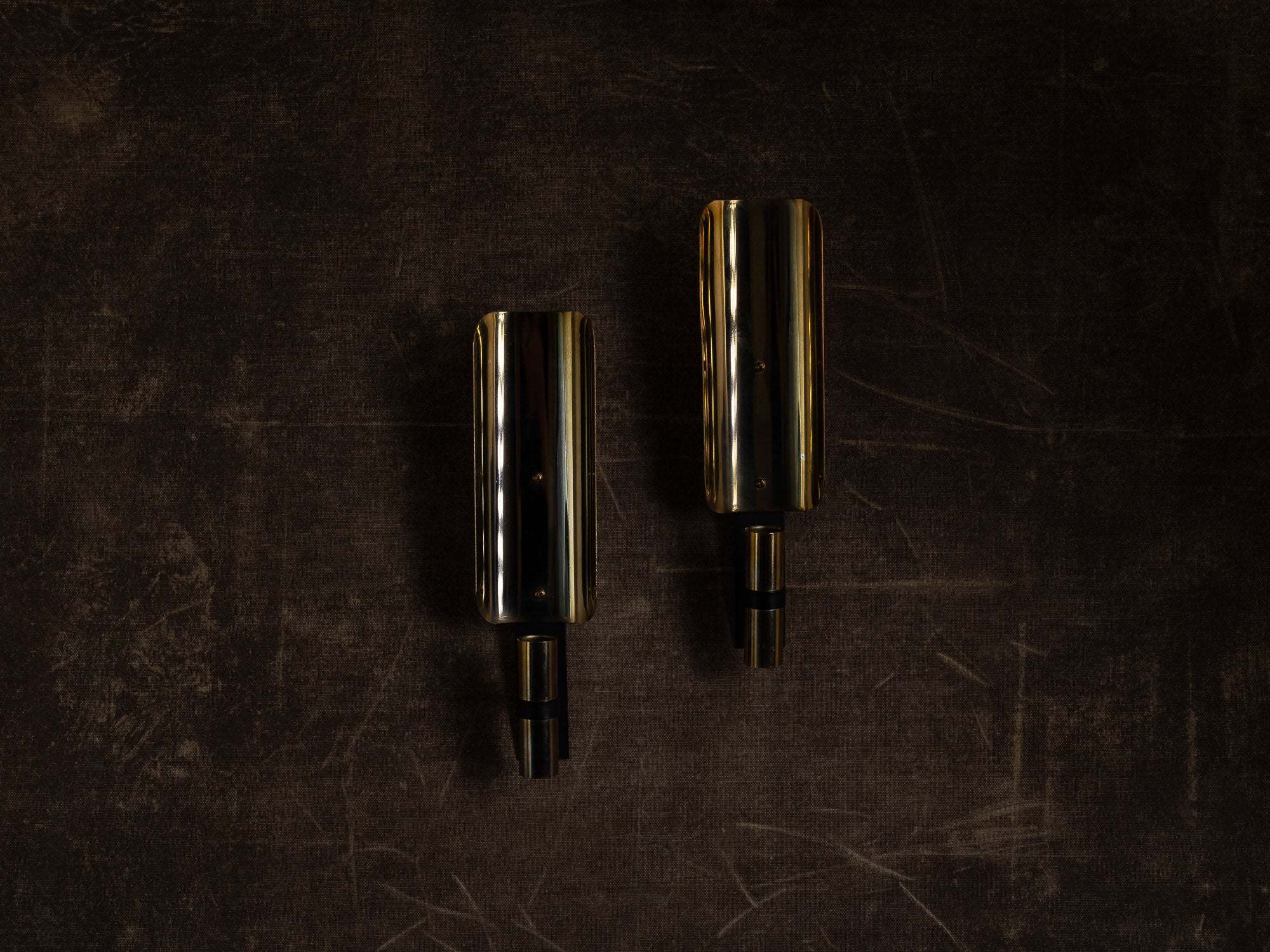 Paire de candélabres miroirs d'appliques en laiton par Ragla Belysning, Norvège (vers 1970)..Set of 2 modernist brass wall hanging candle holders by Ragla Belysning, Norway (ca. 1970)