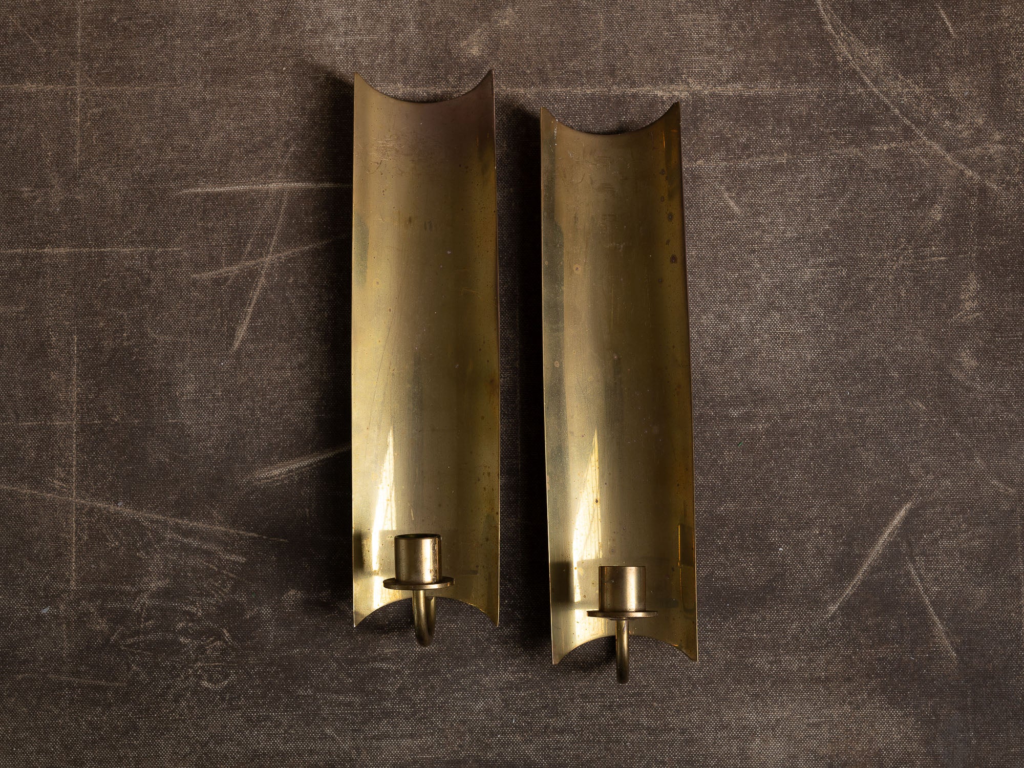 Paire de candélabres miroirs d'appliques en laiton, Suède (vers 1965-70)..Set of 2 modernist brass wall hanging candle holders, Sweden (ca. 1965-70)