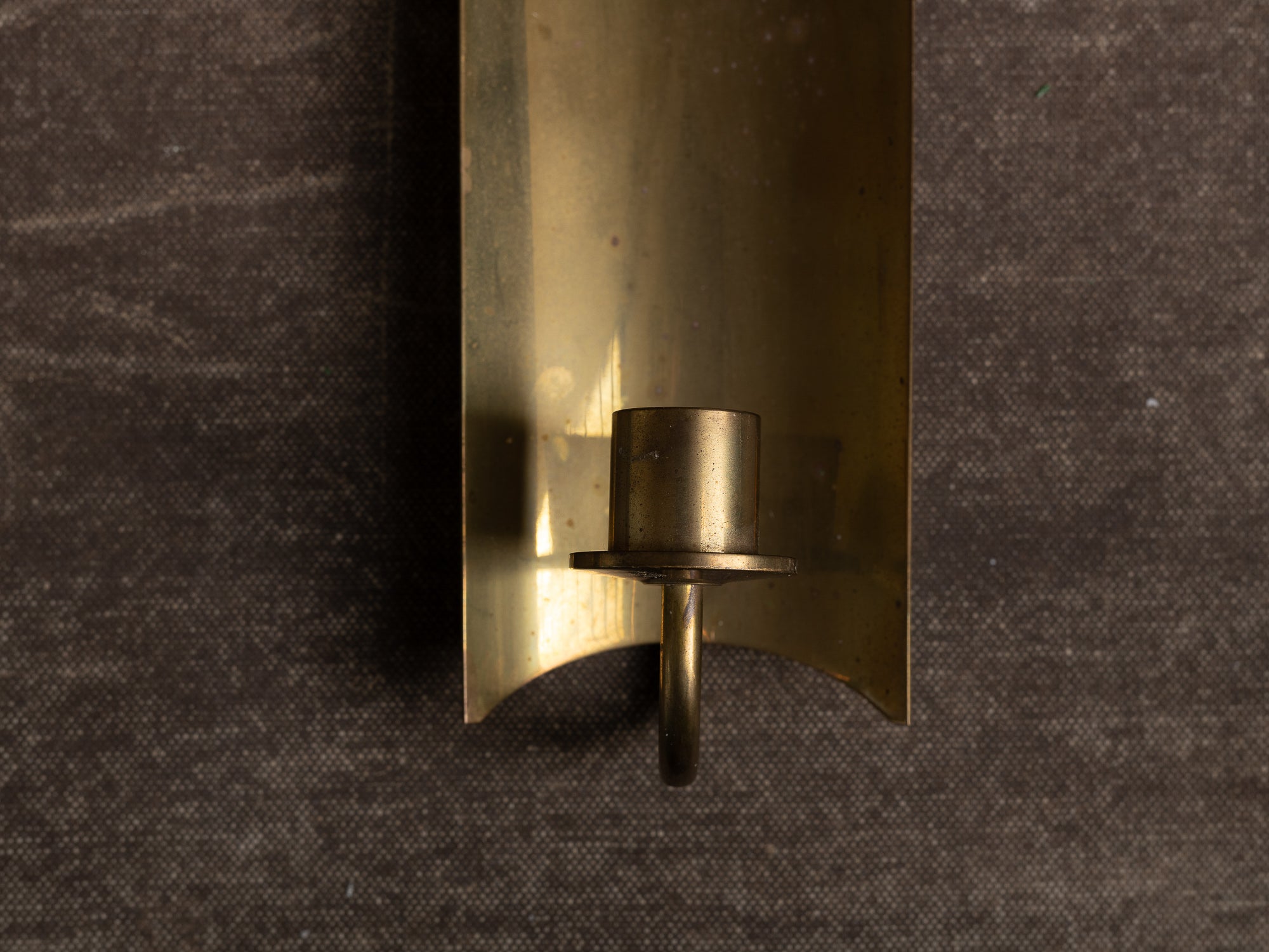 Paire de candélabres miroirs d'appliques en laiton, Suède (vers 1965-70)..Set of 2 modernist brass wall hanging candle holders, Sweden (ca. 1965-70)