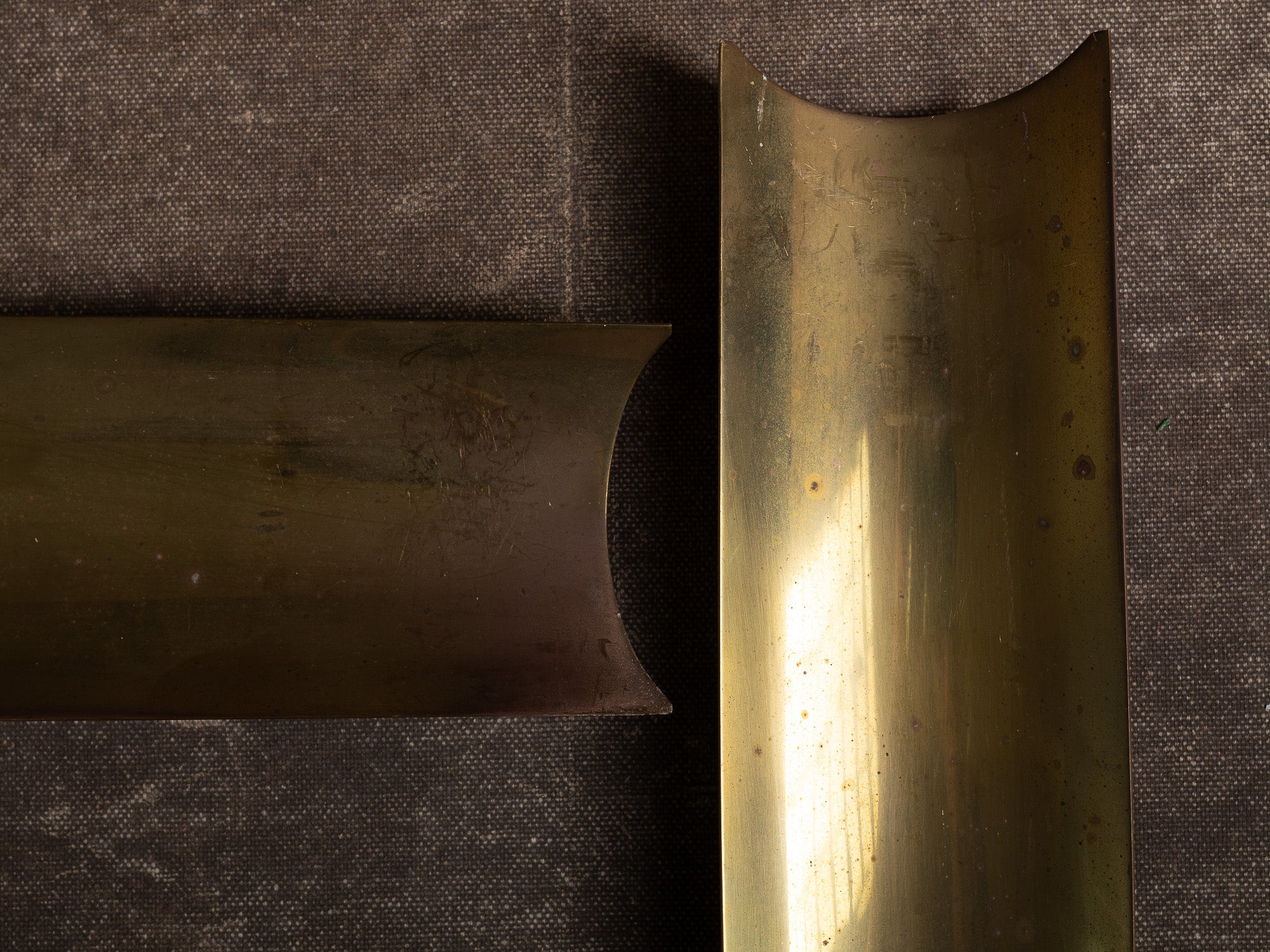 Paire de candélabres miroirs d'appliques en laiton, Suède (vers 1965-70)..Set of 2 modernist brass wall hanging candle holders, Sweden (ca. 1965-70)