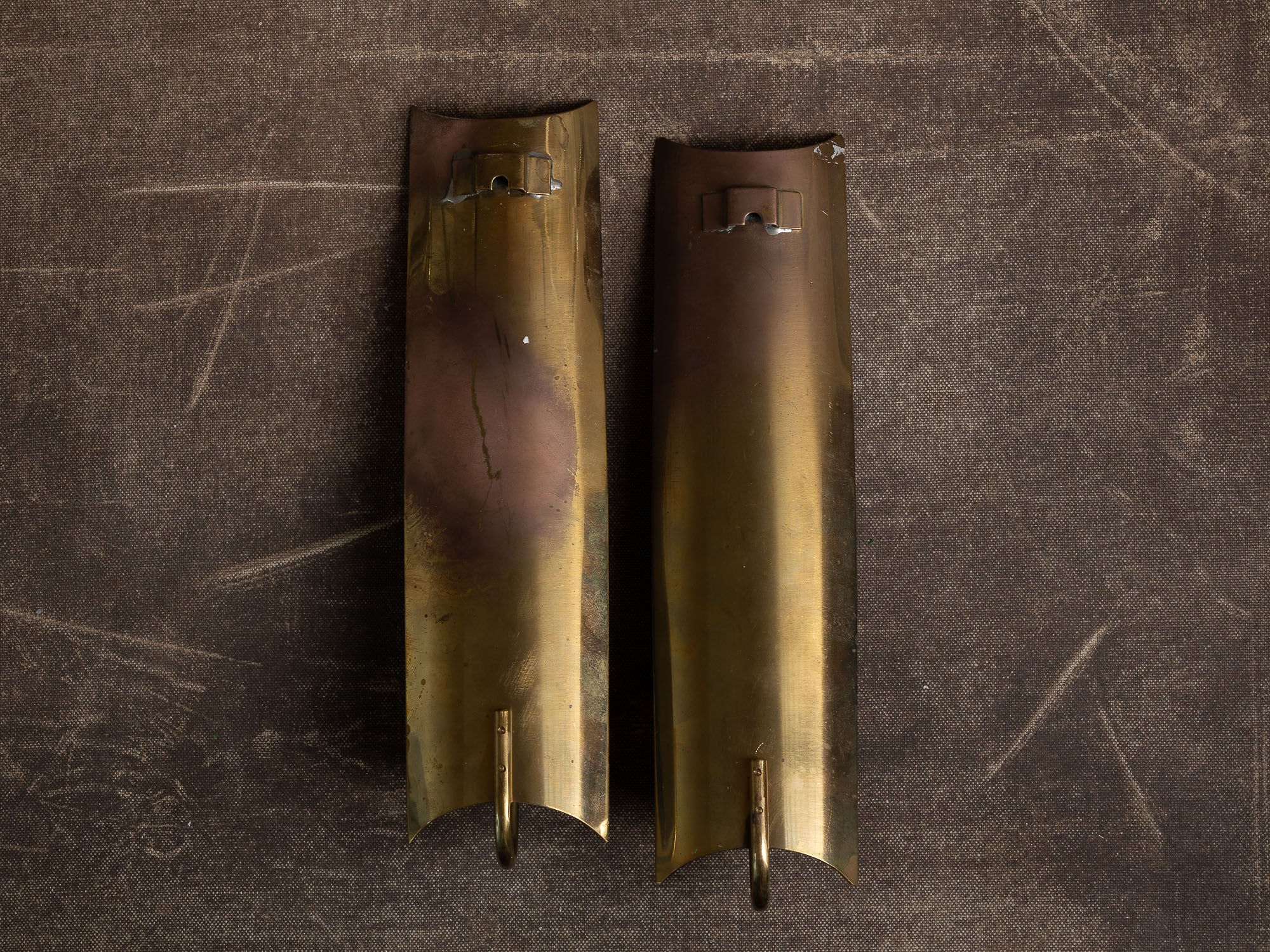 Paire de candélabres miroirs d'appliques en laiton, Suède (vers 1965-70)..Set of 2 modernist brass wall hanging candle holders, Sweden (ca. 1965-70)