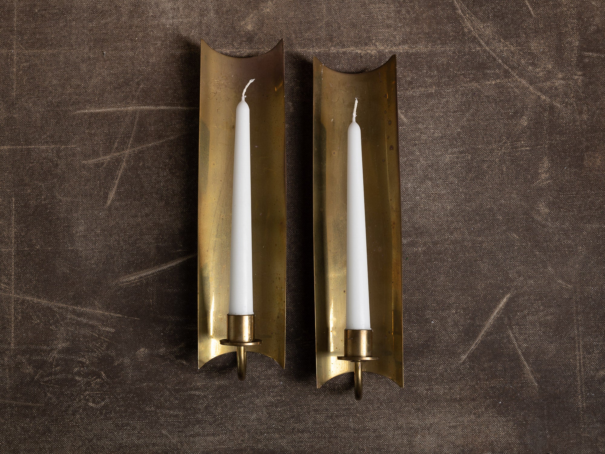 Paire de candélabres miroirs d'appliques en laiton, Suède (vers 1965-70)..Set of 2 modernist brass wall hanging candle holders, Sweden (ca. 1965-70)