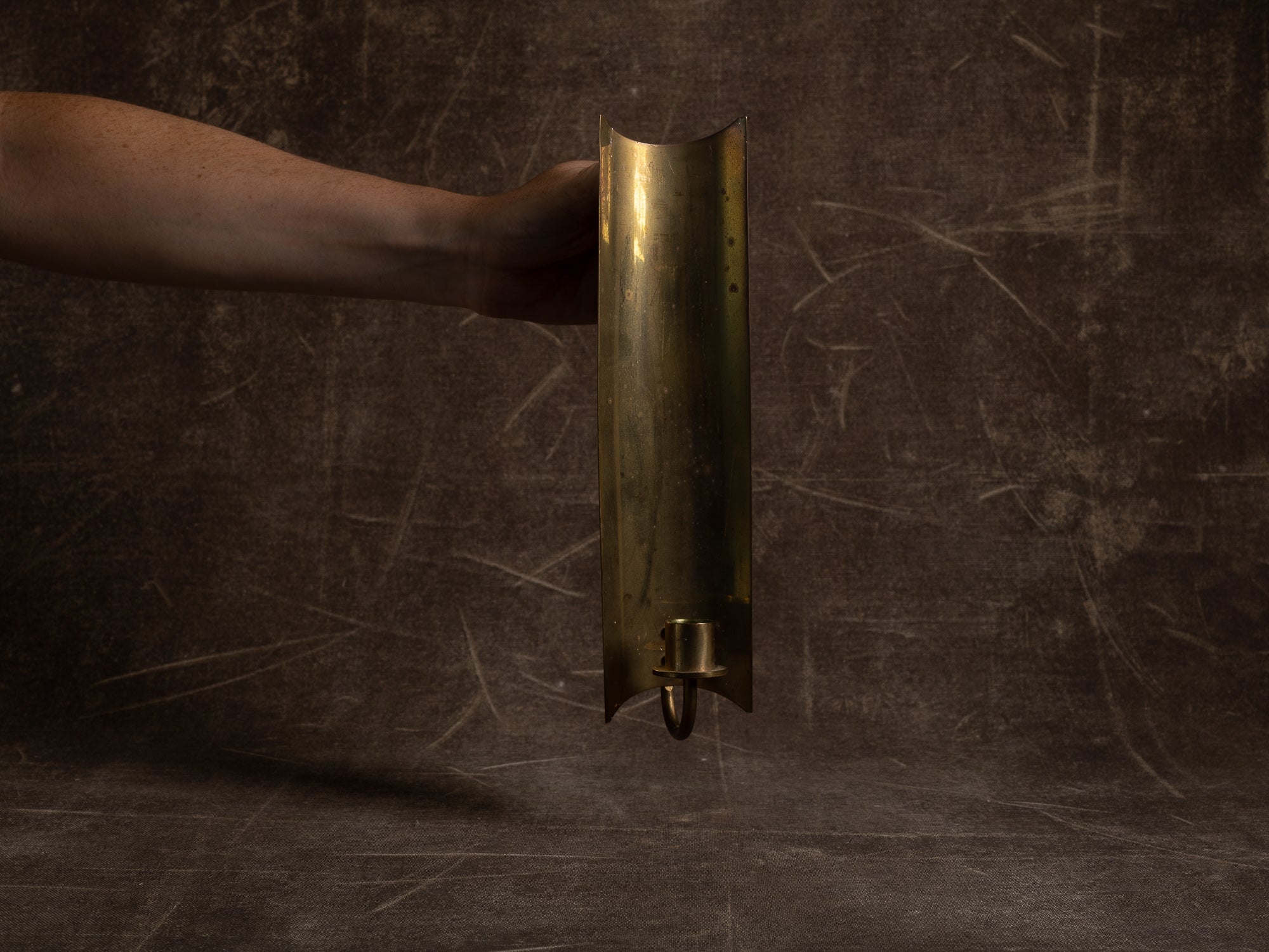 Paire de candélabres miroirs d'appliques en laiton, Suède (vers 1965-70)..Set of 2 modernist brass wall hanging candle holders, Sweden (ca. 1965-70)