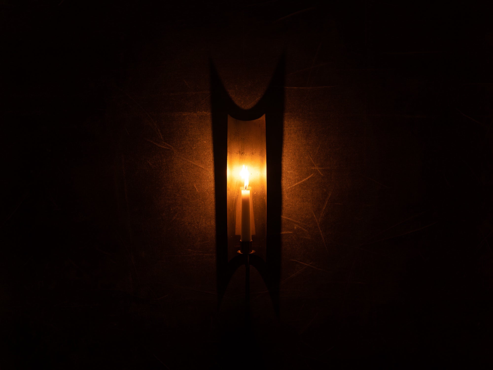Paire de candélabres miroirs d'appliques en laiton, Suède (vers 1965-70)..Set of 2 modernist brass wall hanging candle holders, Sweden (ca. 1965-70)