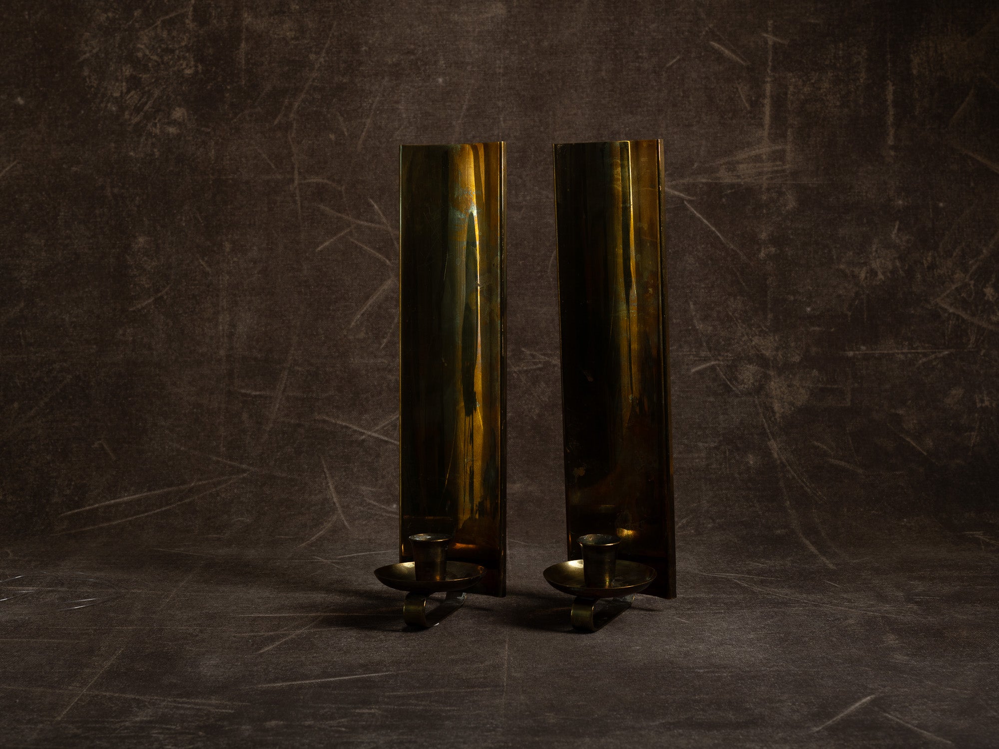 Paire de candélabres miroirs d'appliques en laiton, Suède (vers 1965-70)..Set of 2 modernist brass wall hanging candle holders, Sweden (ca. 1965-70)