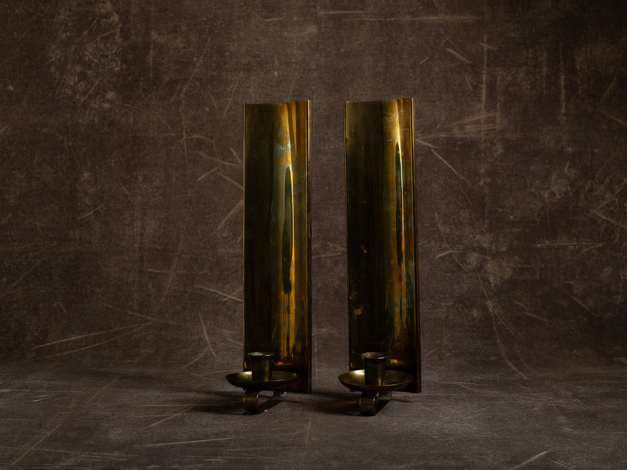 Paire de candélabres miroirs d'appliques en laiton, Suède (vers 1965-70)..Set of 2 modernist brass wall hanging candle holders, Sweden (ca. 1965-70)