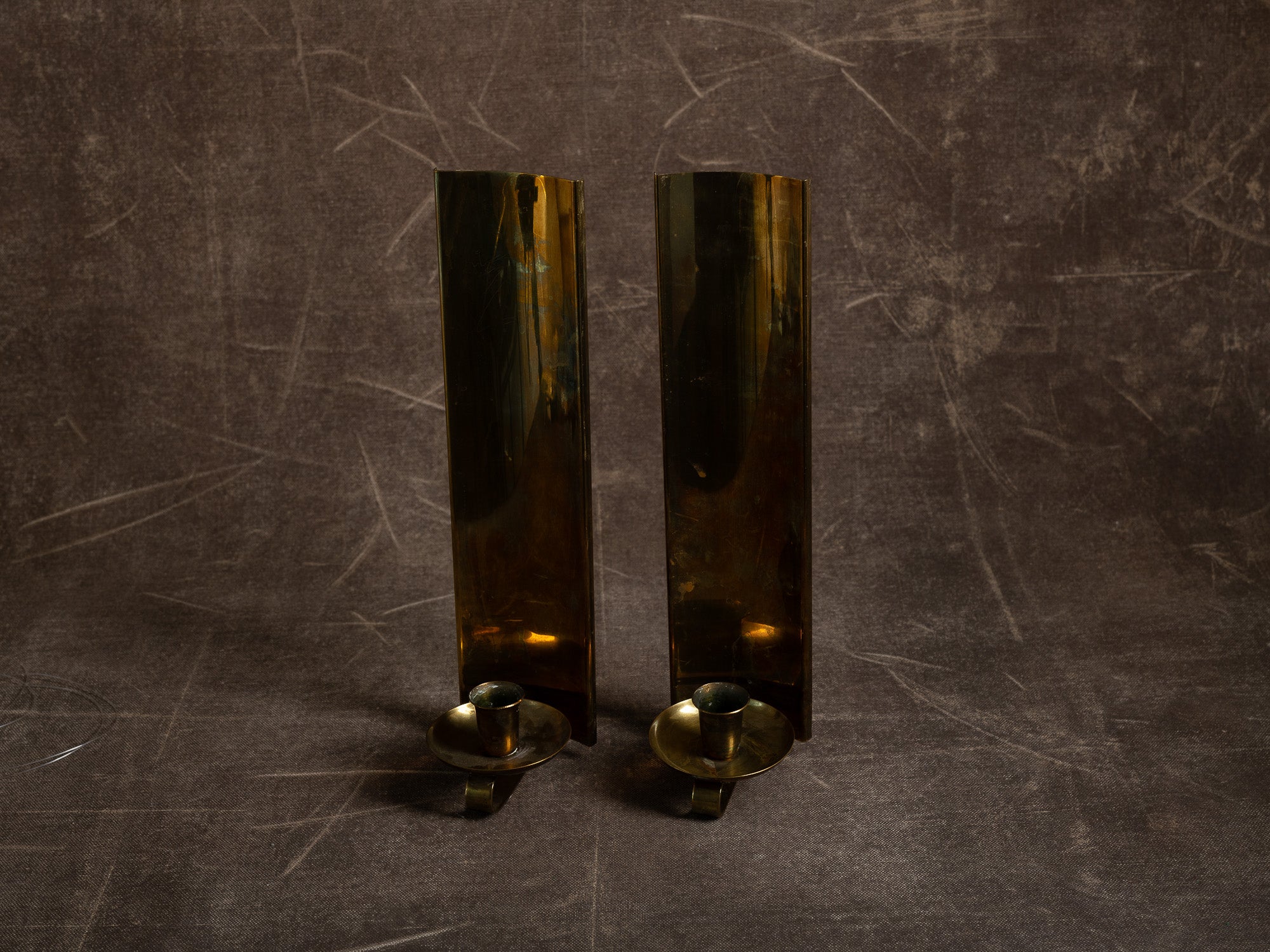 Paire de candélabres miroirs d'appliques en laiton, Suède (vers 1965-70)..Set of 2 modernist brass wall hanging candle holders, Sweden (ca. 1965-70)