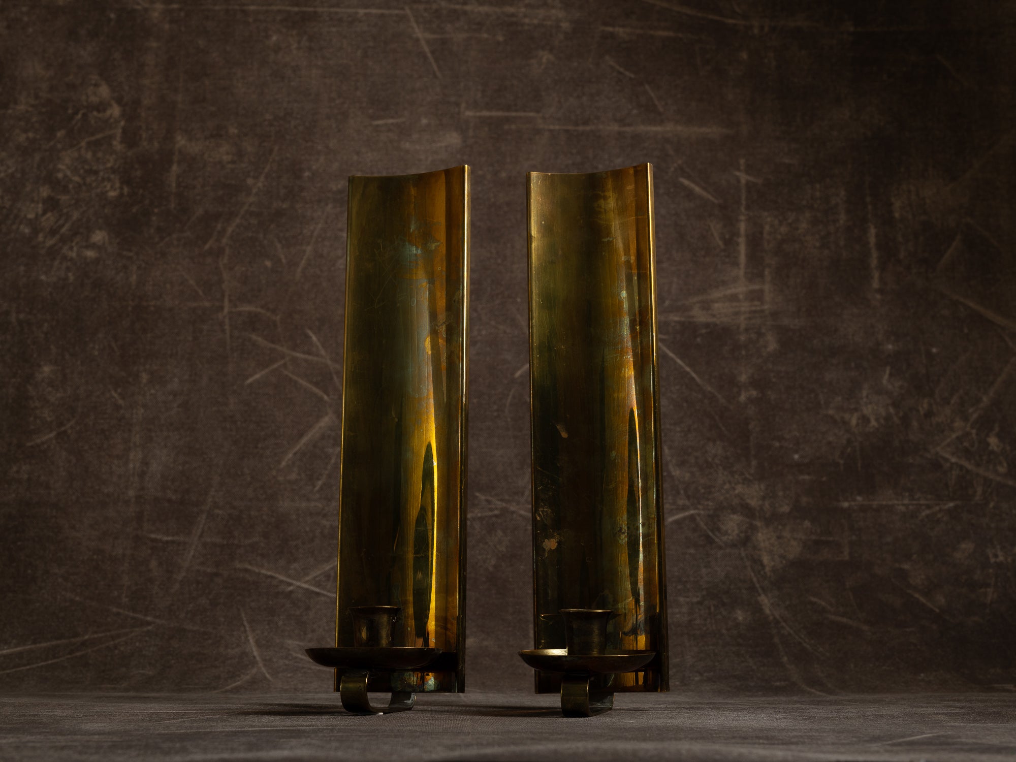 Paire de candélabres miroirs d'appliques en laiton, Suède (vers 1965-70)..Set of 2 modernist brass wall hanging candle holders, Sweden (ca. 1965-70)