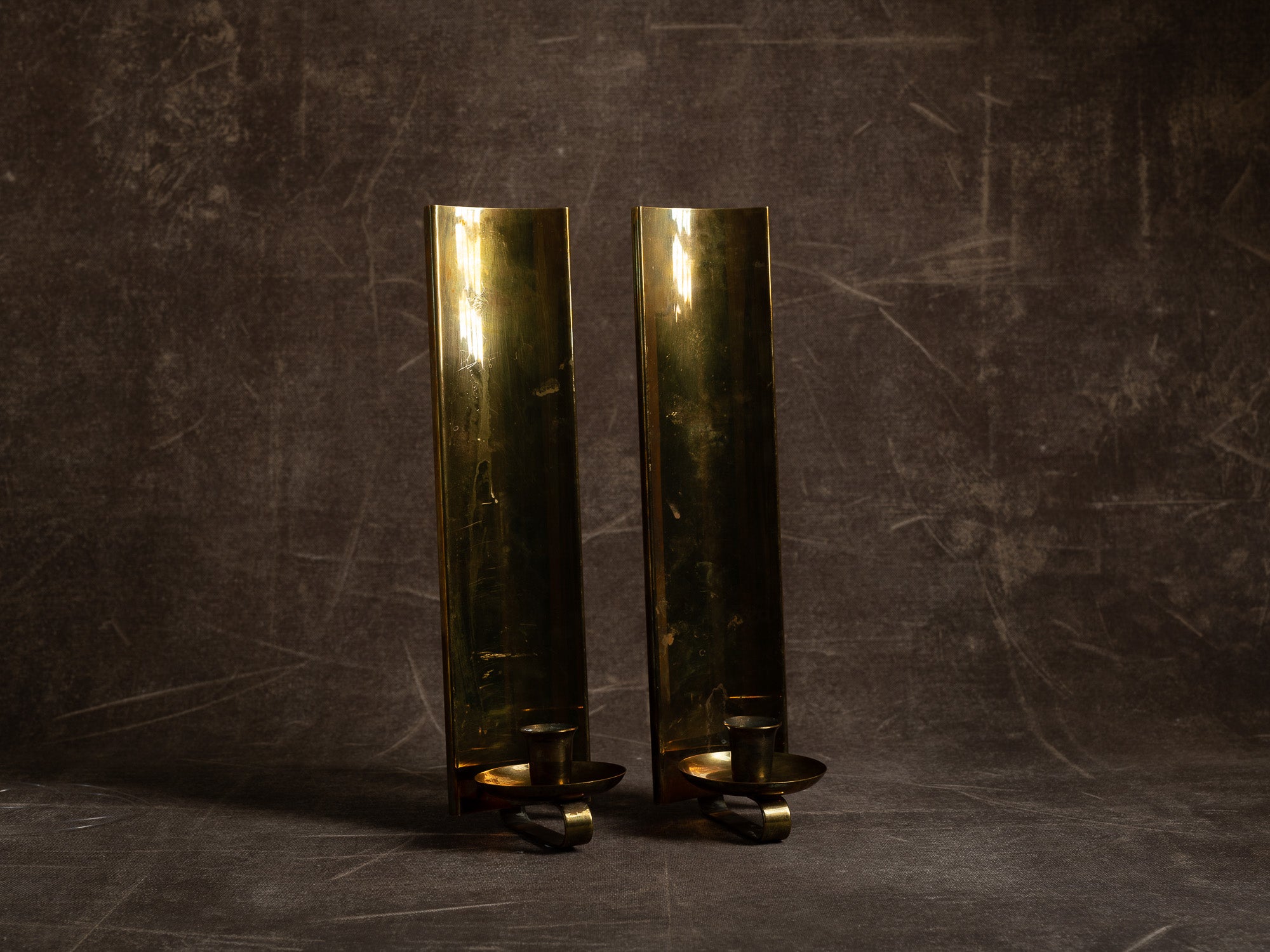 Paire de candélabres miroirs d'appliques en laiton, Suède (vers 1965-70)..Set of 2 modernist brass wall hanging candle holders, Sweden (ca. 1965-70)