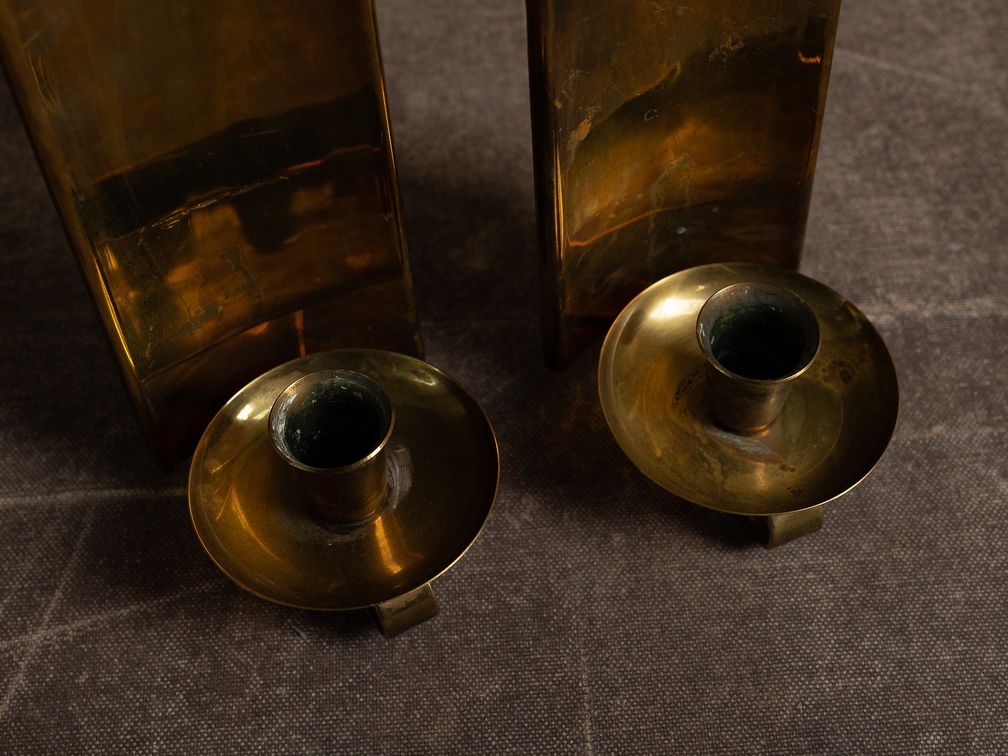 Paire de candélabres miroirs d'appliques en laiton, Suède (vers 1965-70)..Set of 2 modernist brass wall hanging candle holders, Sweden (ca. 1965-70)