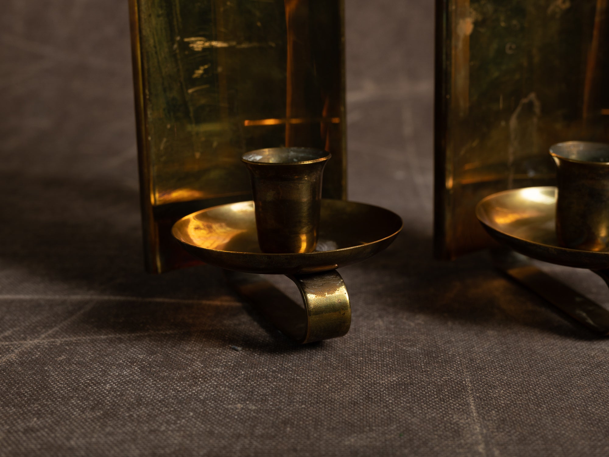 Paire de candélabres miroirs d'appliques en laiton, Suède (vers 1965-70)..Set of 2 modernist brass wall hanging candle holders, Sweden (ca. 1965-70)
