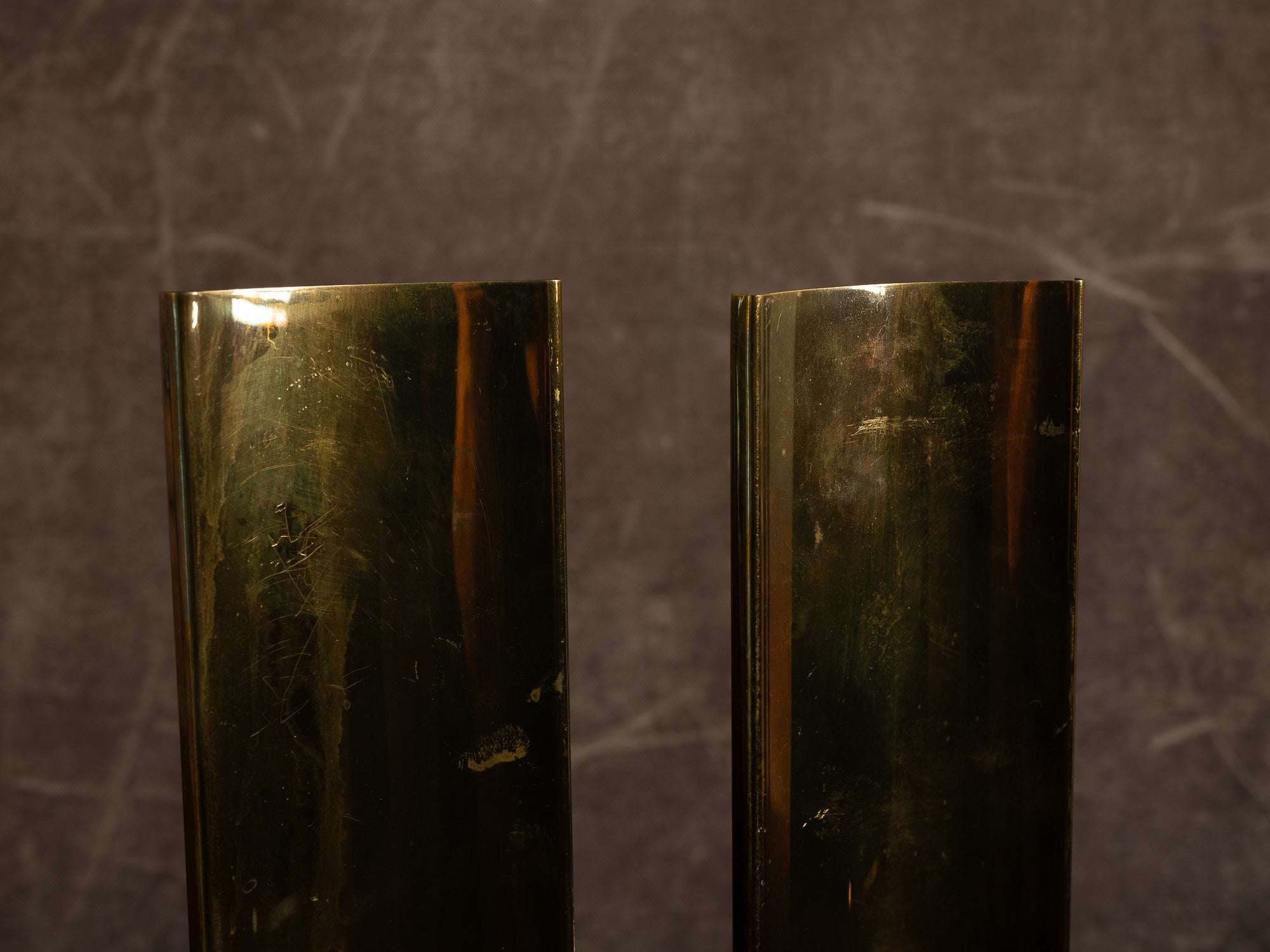 Paire de candélabres miroirs d'appliques en laiton, Suède (vers 1965-70)..Set of 2 modernist brass wall hanging candle holders, Sweden (ca. 1965-70)