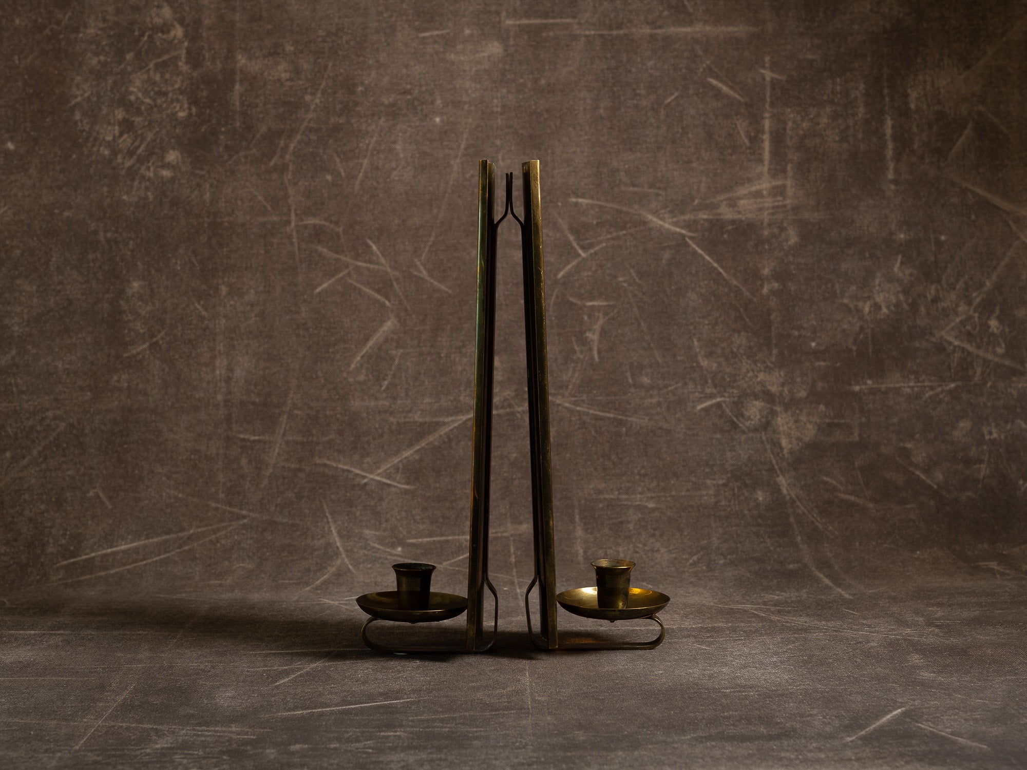 Paire de candélabres miroirs d'appliques en laiton, Suède (vers 1965-70)..Set of 2 modernist brass wall hanging candle holders, Sweden (ca. 1965-70)