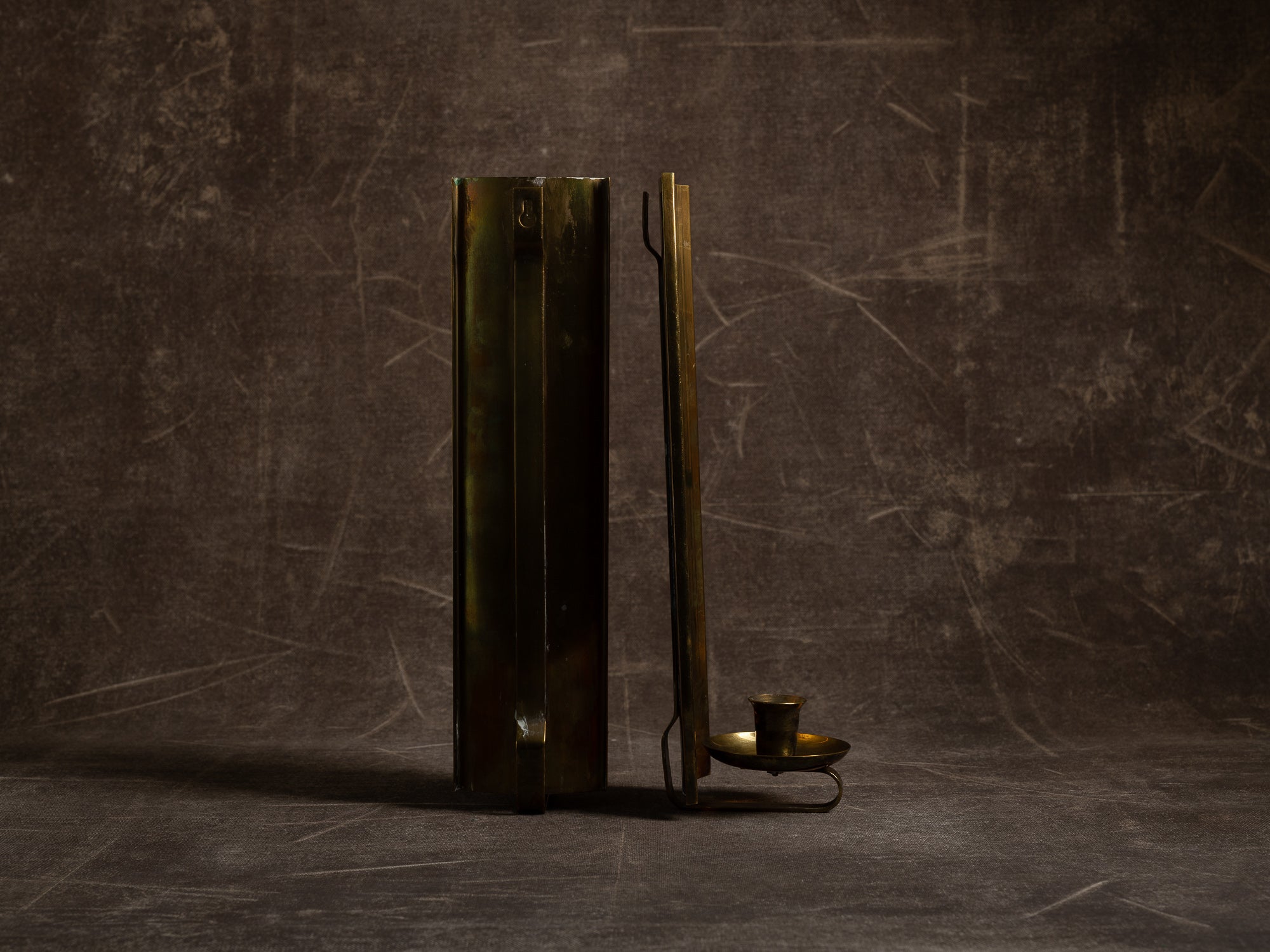 Paire de candélabres miroirs d'appliques en laiton, Suède (vers 1965-70)..Set of 2 modernist brass wall hanging candle holders, Sweden (ca. 1965-70)
