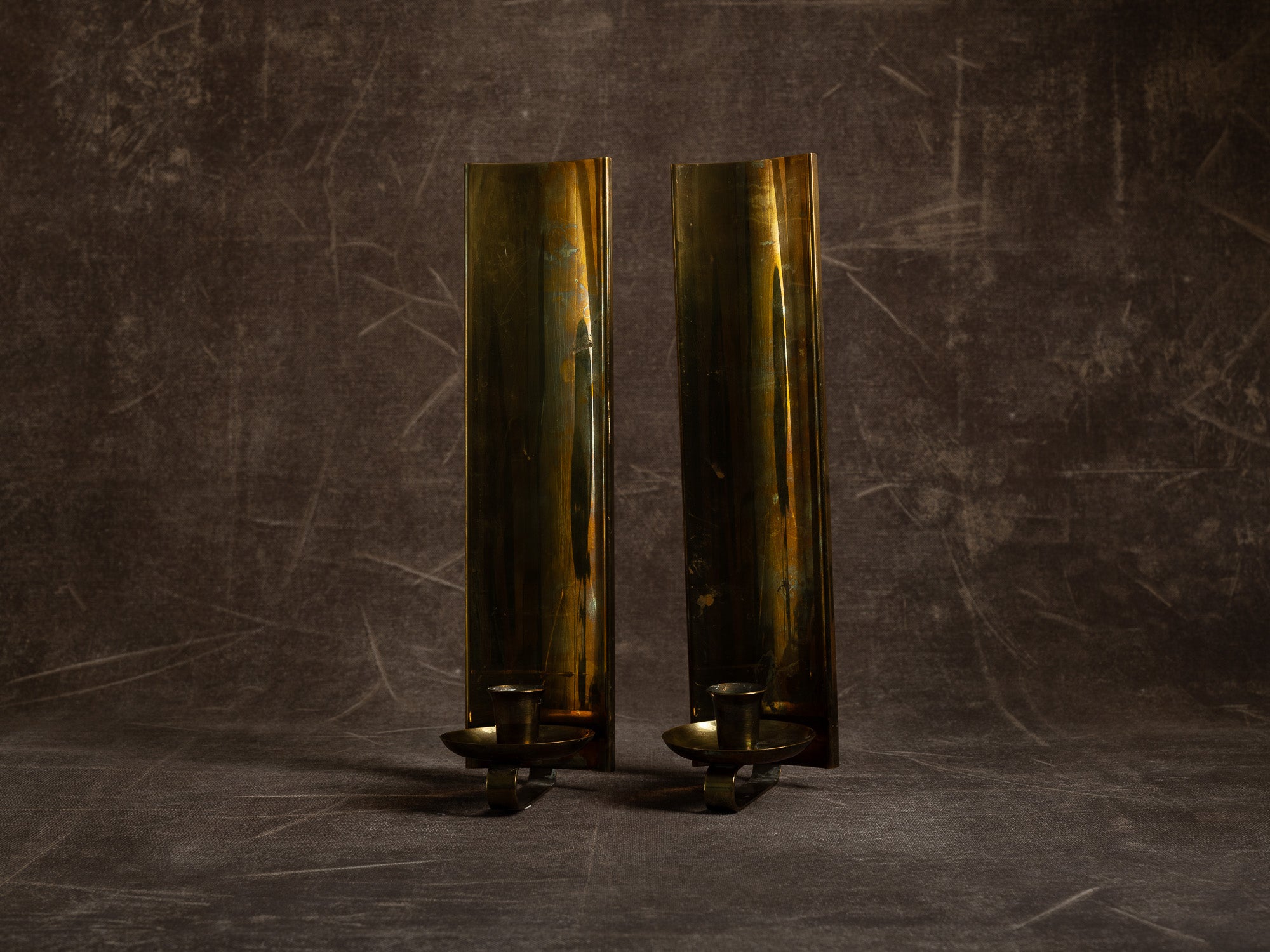 Paire de candélabres miroirs d'appliques en laiton, Suède (vers 1965-70)..Set of 2 modernist brass wall hanging candle holders, Sweden (ca. 1965-70)