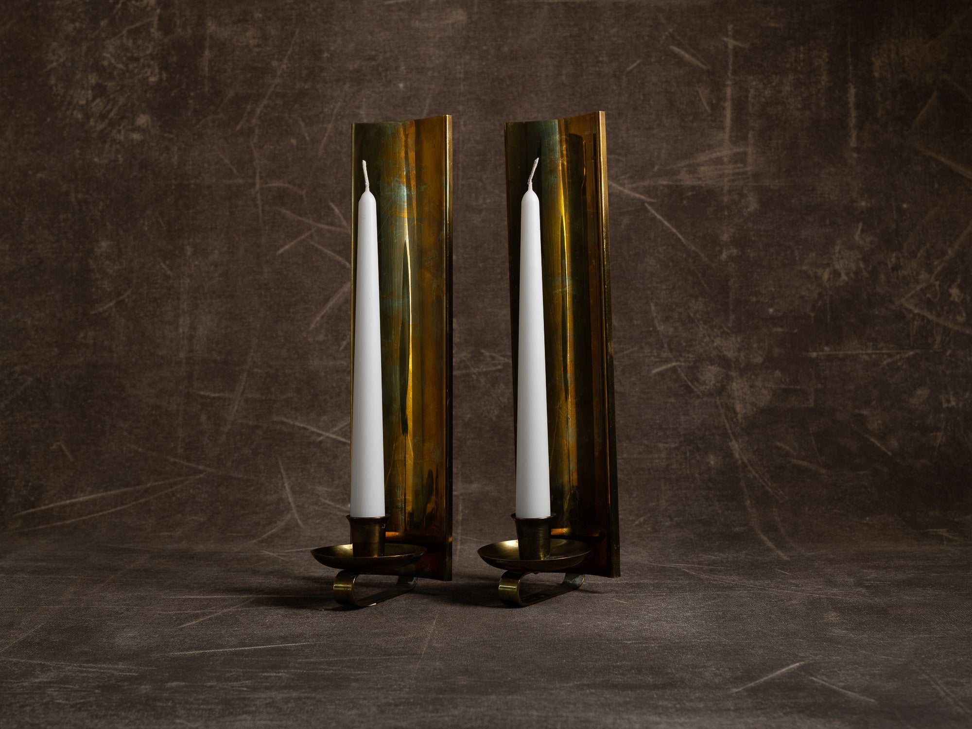 Paire de candélabres miroirs d'appliques en laiton, Suède (vers 1965-70)..Set of 2 modernist brass wall hanging candle holders, Sweden (ca. 1965-70)