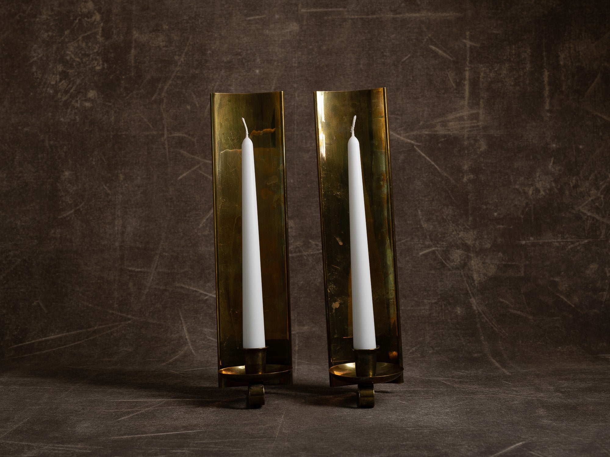 Paire de candélabres miroirs d'appliques en laiton, Suède (vers 1965-70)..Set of 2 modernist brass wall hanging candle holders, Sweden (ca. 1965-70)