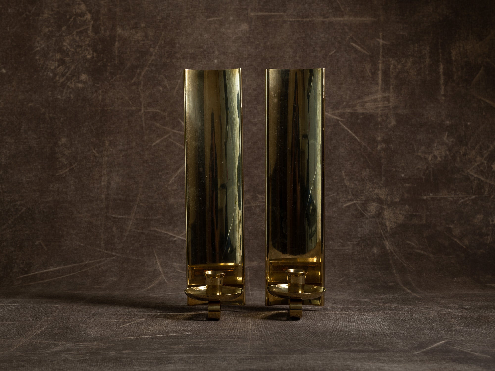 Paire de candélabres miroirs d'appliques en laiton, Suède (vers 1965-70)..Set of 2 modernist brass wall hanging candle holders, Sweden (ca. 1965-70)