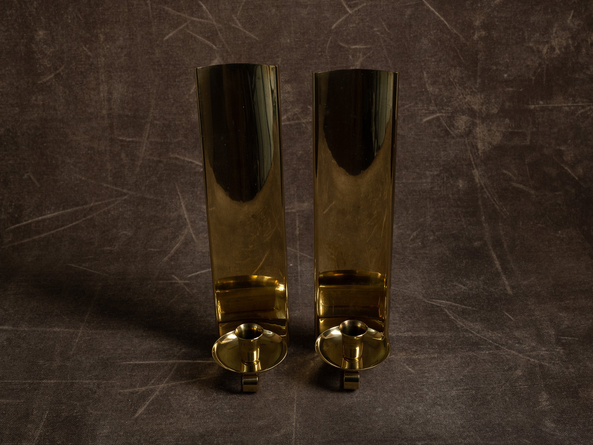 Paire de candélabres miroirs d'appliques en laiton, Suède (vers 1965-70)..Set of 2 modernist brass wall hanging candle holders, Sweden (ca. 1965-70)