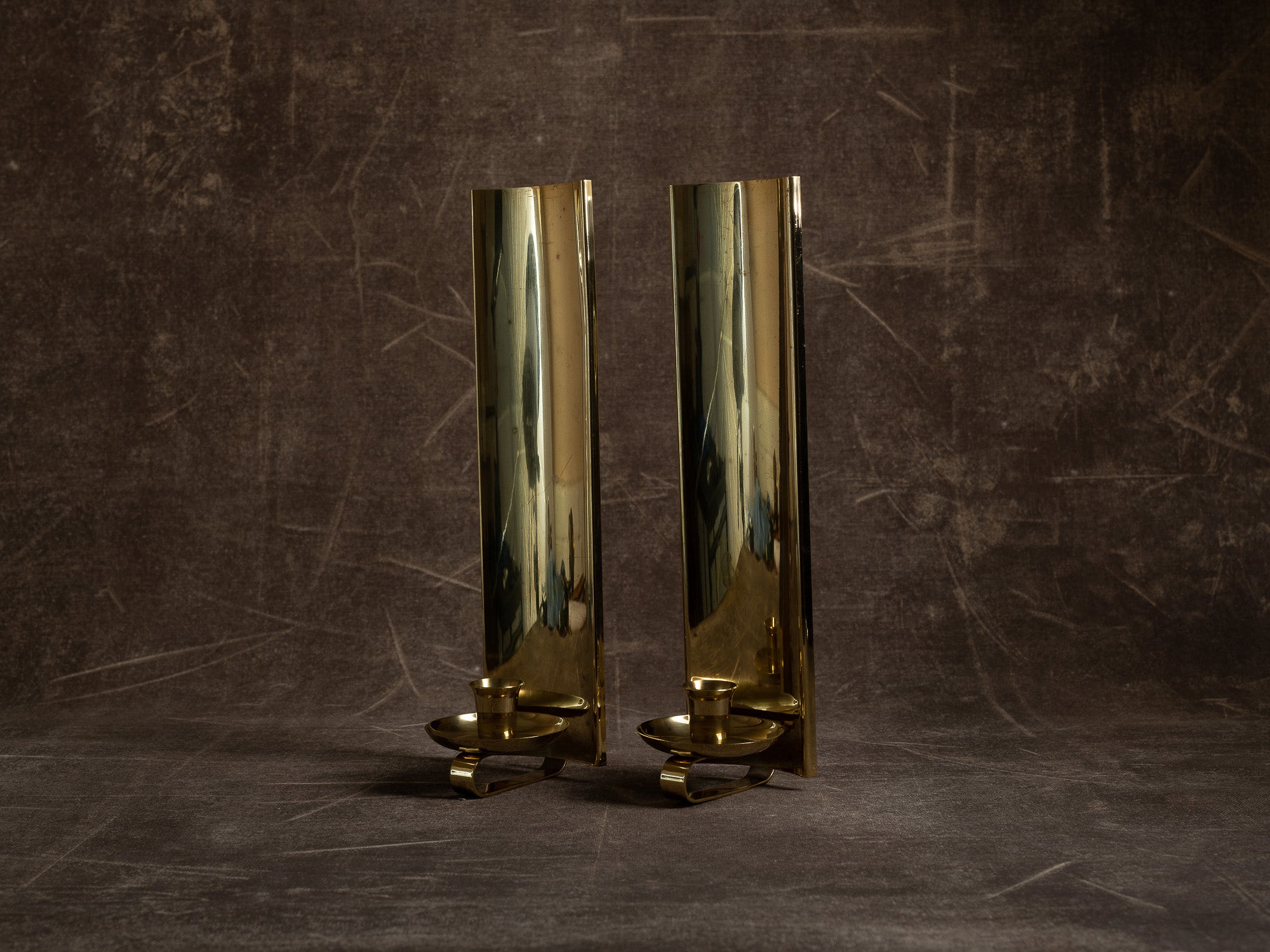 Paire de candélabres miroirs d'appliques en laiton, Suède (vers 1965-70)..Set of 2 modernist brass wall hanging candle holders, Sweden (ca. 1965-70)