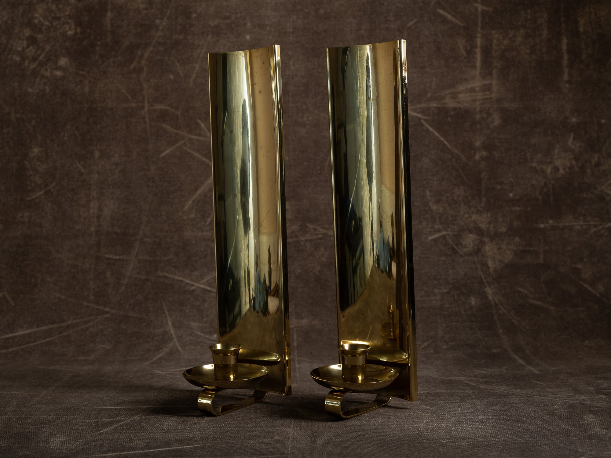 Paire de candélabres miroirs d'appliques en laiton, Suède (vers 1965-70)..Set of 2 modernist brass wall hanging candle holders, Sweden (ca. 1965-70)