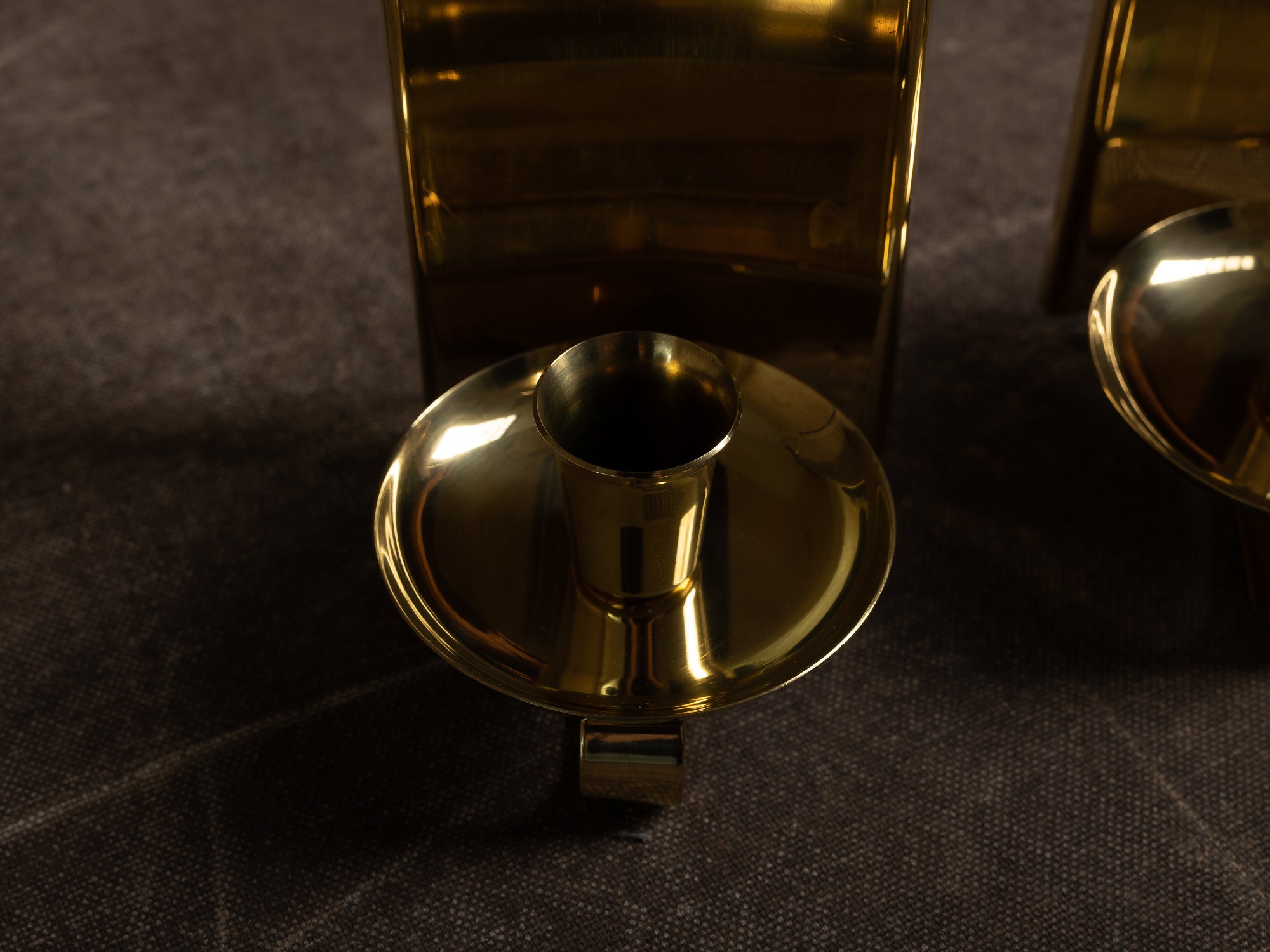 Paire de candélabres miroirs d'appliques en laiton, Suède (vers 1965-70)..Set of 2 modernist brass wall hanging candle holders, Sweden (ca. 1965-70)