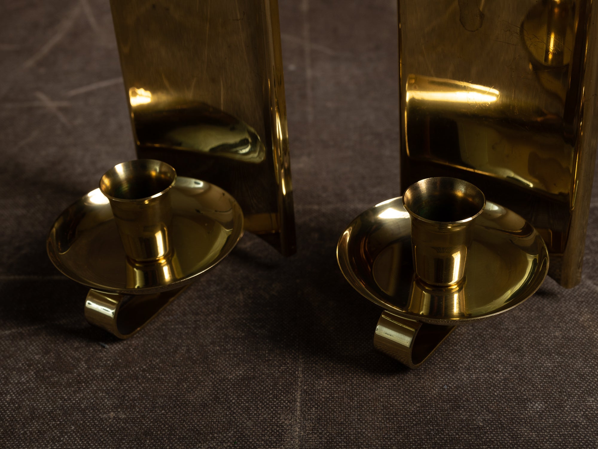 Paire de candélabres miroirs d'appliques en laiton, Suède (vers 1965-70)..Set of 2 modernist brass wall hanging candle holders, Sweden (ca. 1965-70)