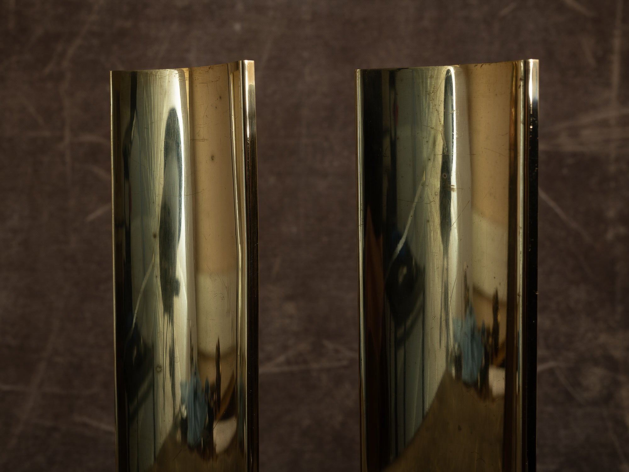 Paire de candélabres miroirs d'appliques en laiton, Suède (vers 1965-70)..Set of 2 modernist brass wall hanging candle holders, Sweden (ca. 1965-70)