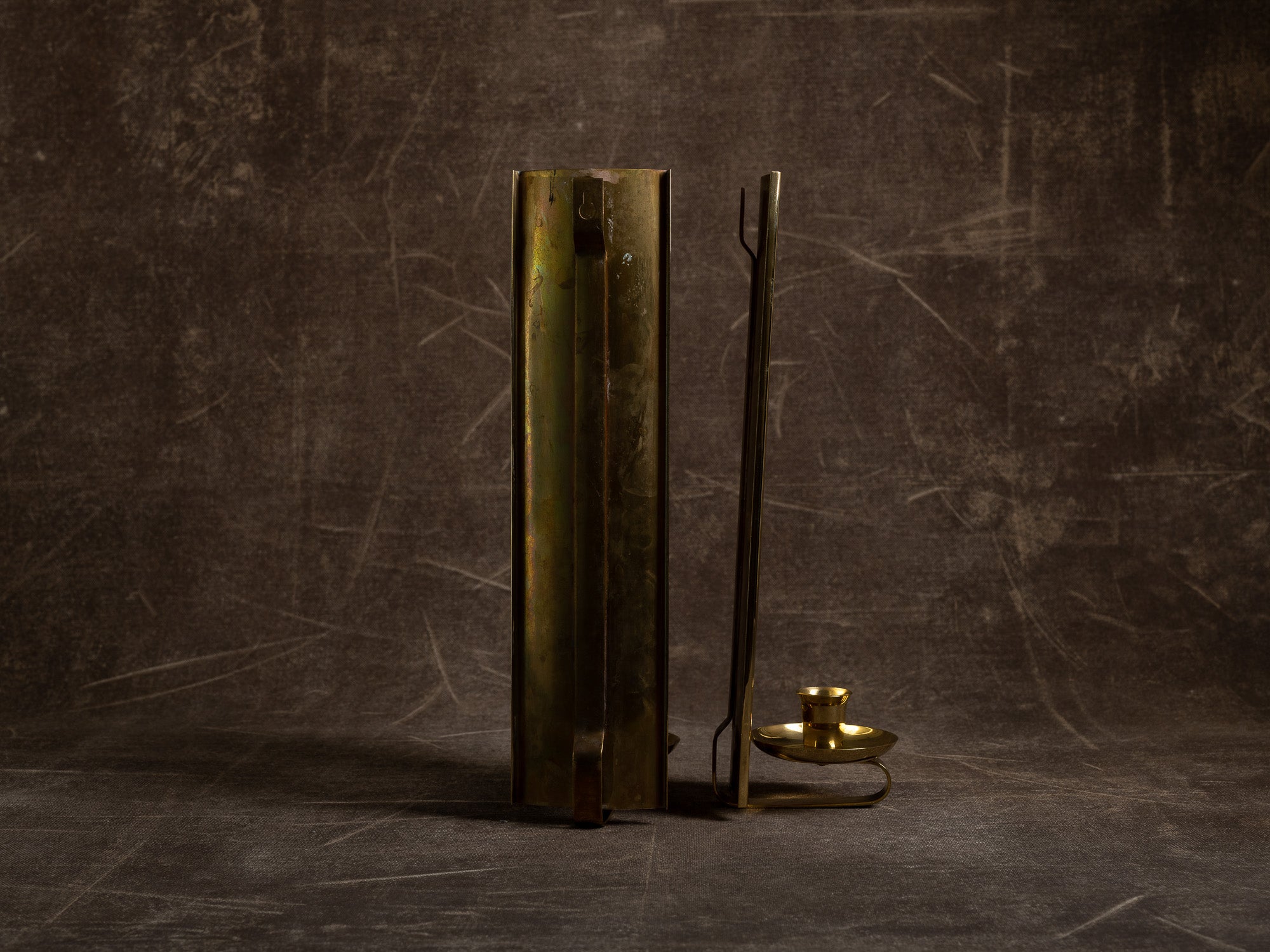 Paire de candélabres miroirs d'appliques en laiton, Suède (vers 1965-70)..Set of 2 modernist brass wall hanging candle holders, Sweden (ca. 1965-70)