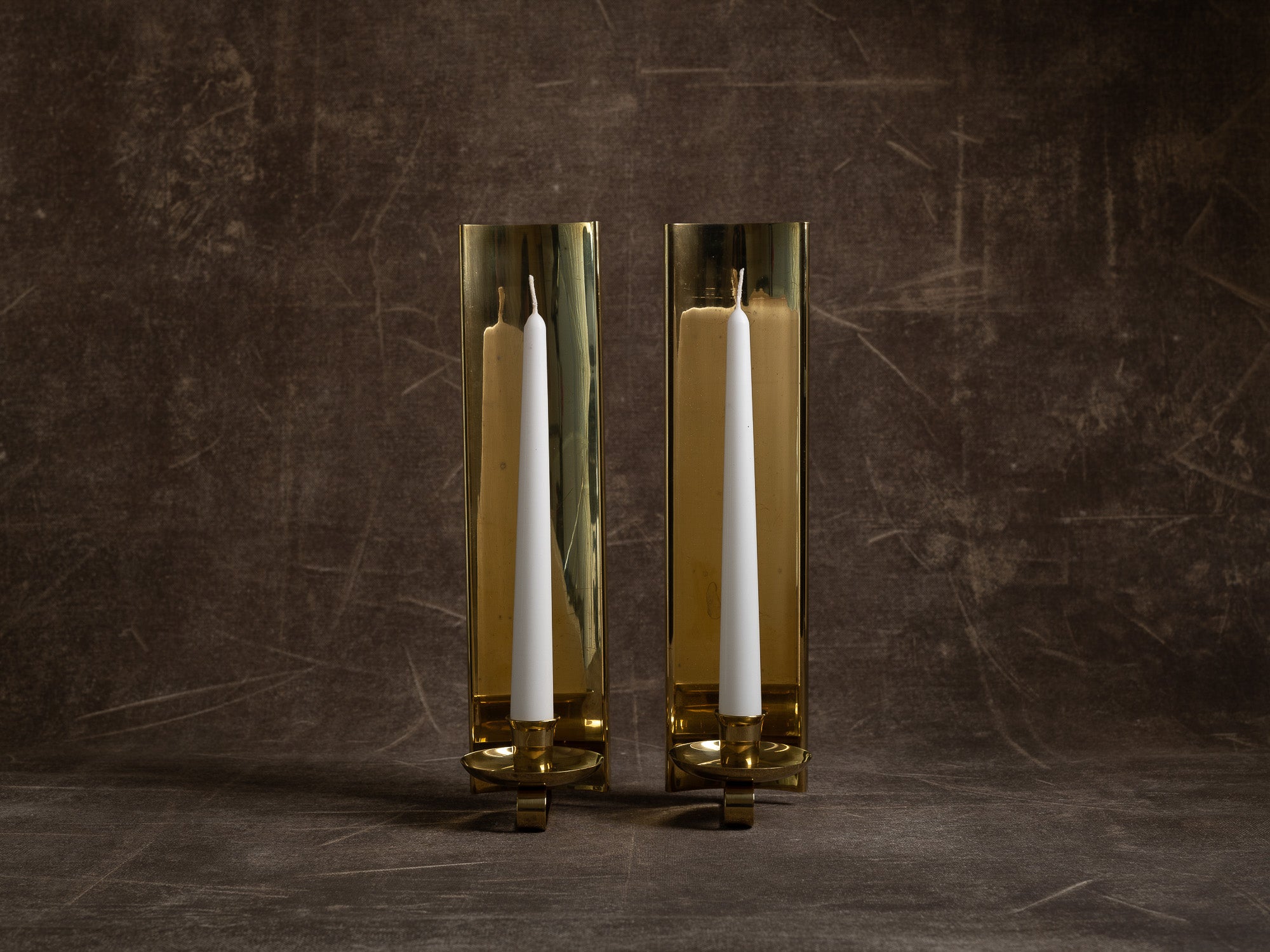 Paire de candélabres miroirs d'appliques en laiton, Suède (vers 1965-70)..Set of 2 modernist brass wall hanging candle holders, Sweden (ca. 1965-70)